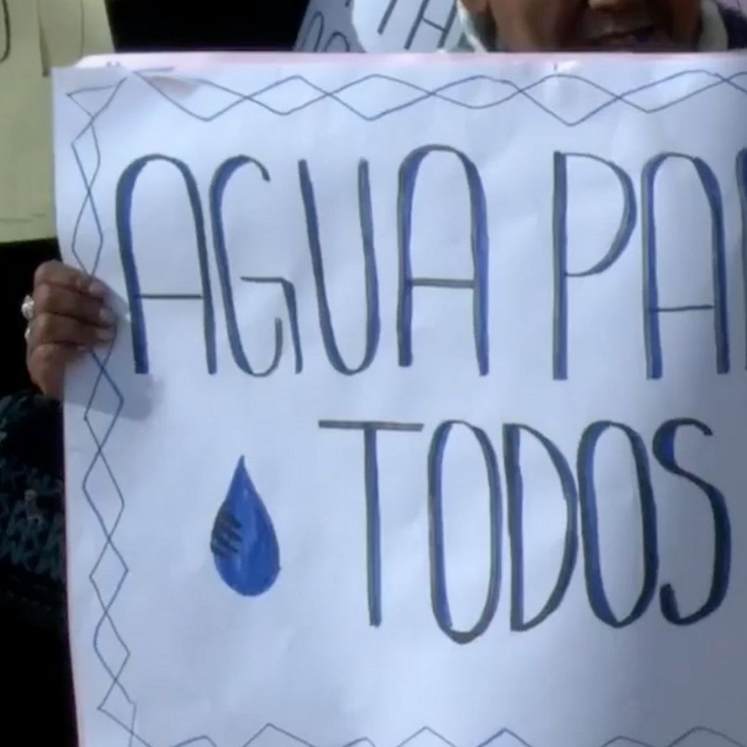 Letrero de un manifestante por el agua en Ciudad Juárez