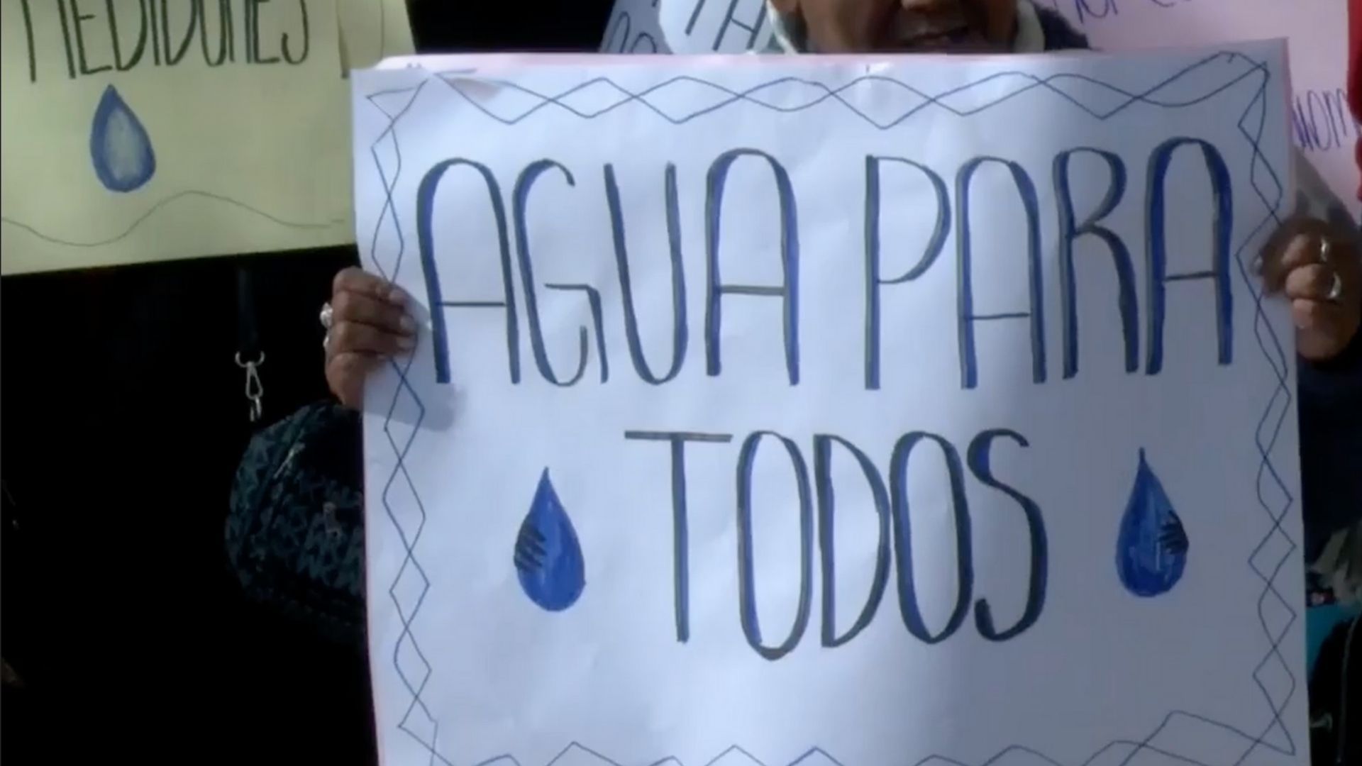 Letrero de un manifestante por el agua en Ciudad Juárez