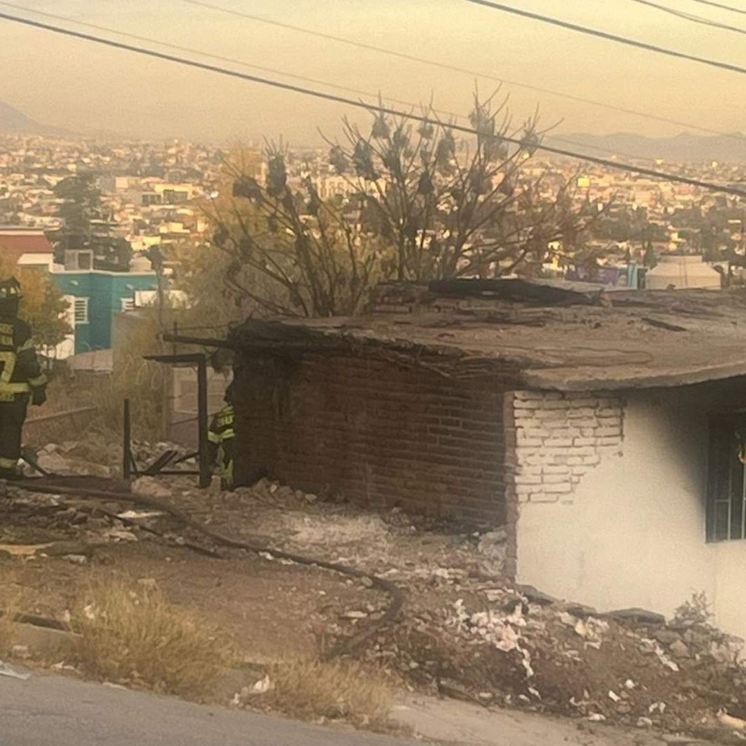 Bomberos Apagando Fuego en Vivienda en la Colonia Cerro de la Cruz