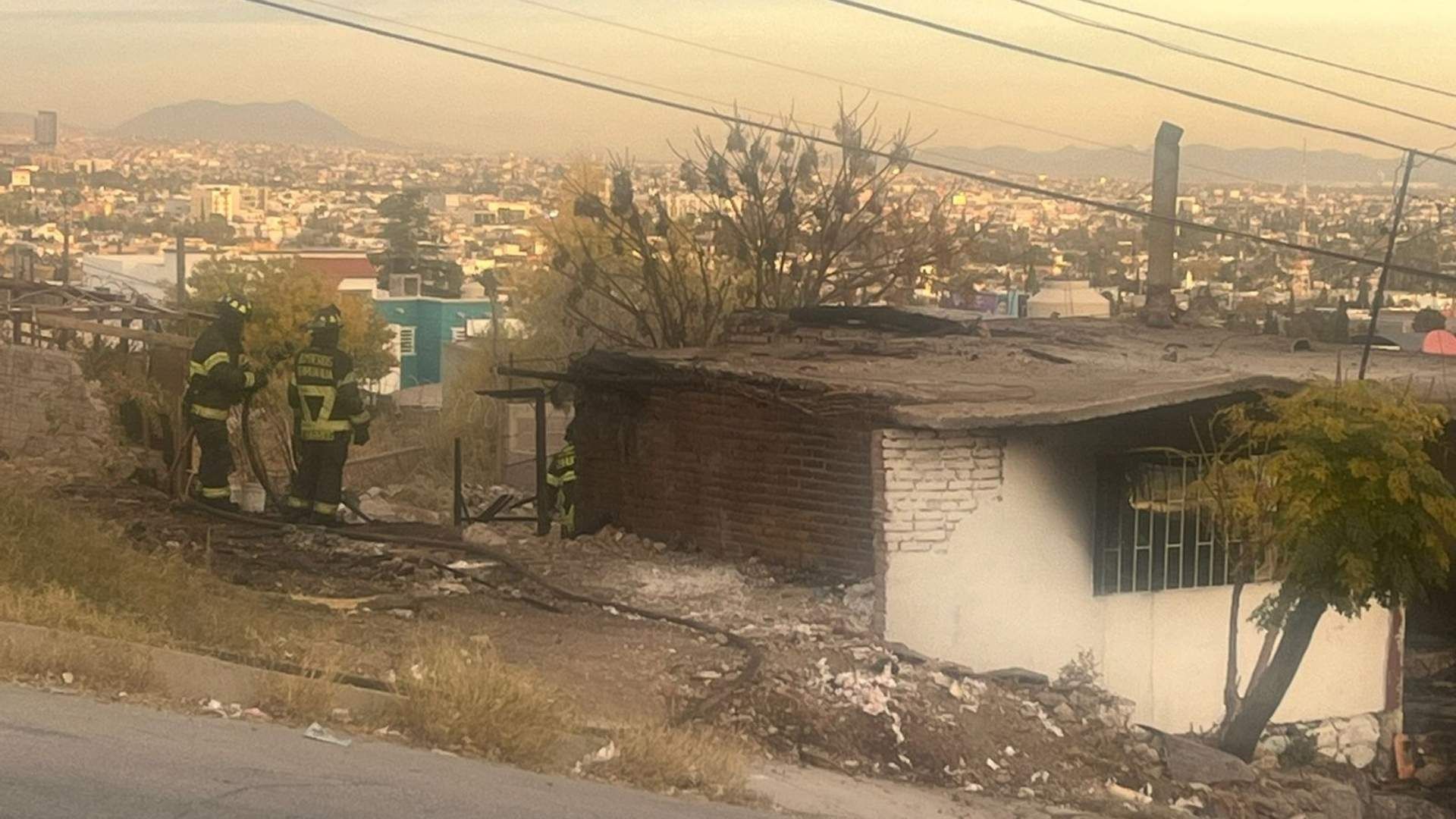 Bomberos Apagando Fuego en Vivienda en la Colonia Cerro de la Cruz
