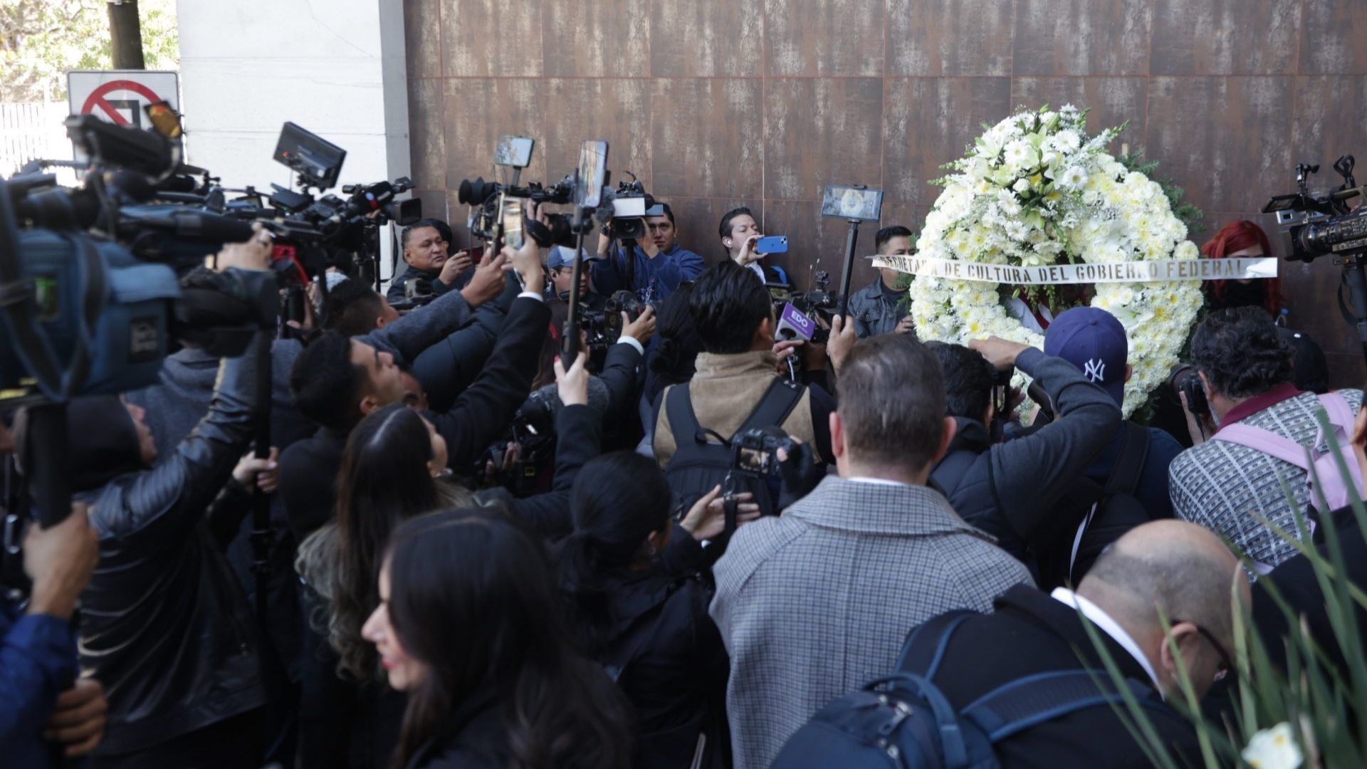 Arreglos Florales en la funeraria ubicada en El Pedregal, donde están los restos mortales de la primera actriz Silvia Pina