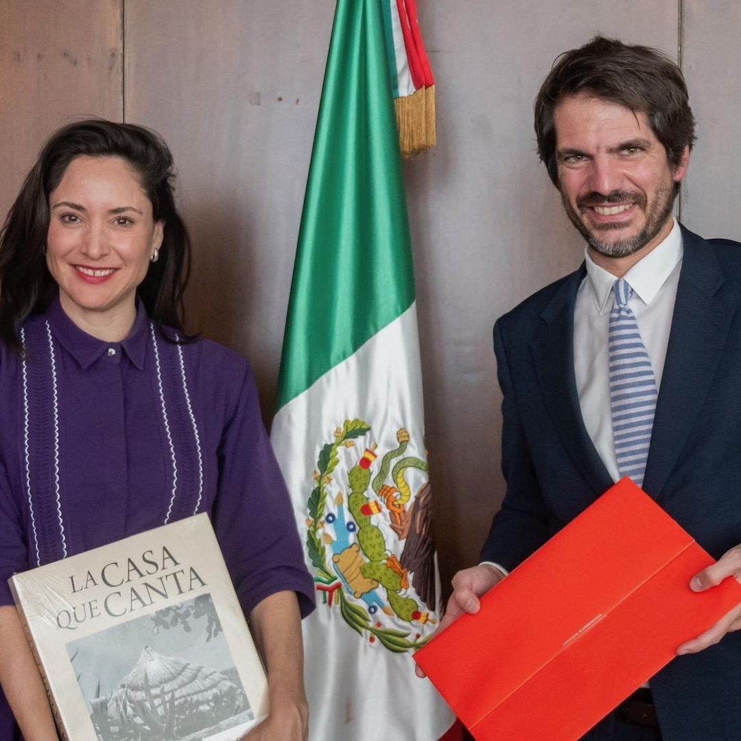 Claudia Curiel de Icaza, secretaria de Cultura, junto al secretario de cultura español Ernest Urtasun