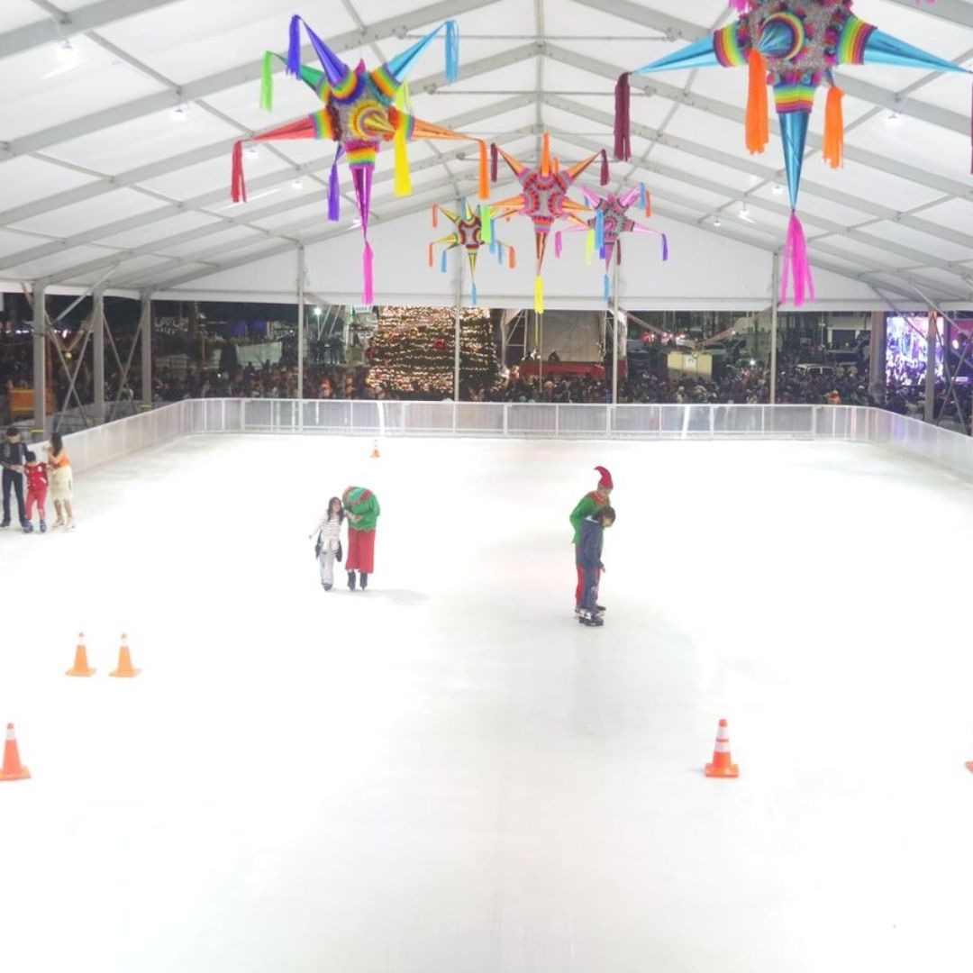 ¿Dónde Está Pista de Hielo Gratis en CDMX? Villa Navideña Tiene Tobogán Congelado de 40 Metros
