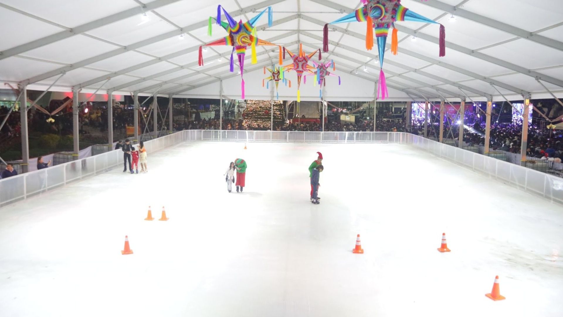 ¿Dónde Está Pista de Hielo Gratis en CDMX? Villa Navideña Tiene Tobogán Congelado de 40 Metros