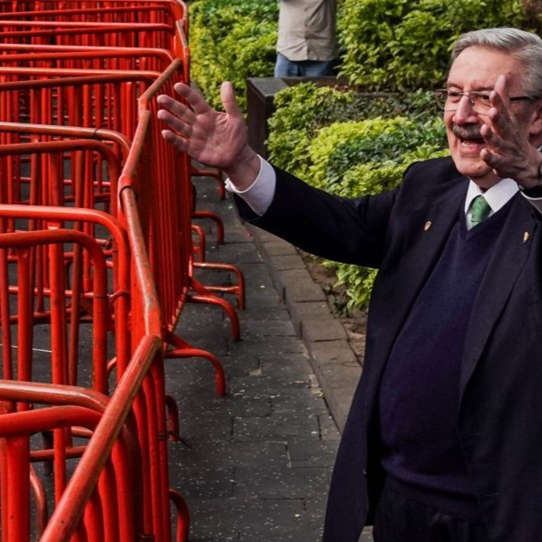 Ministro Luis María Aguilar se Va por la Puerta Principal de la Corte y le Dan Peculiar Regalo