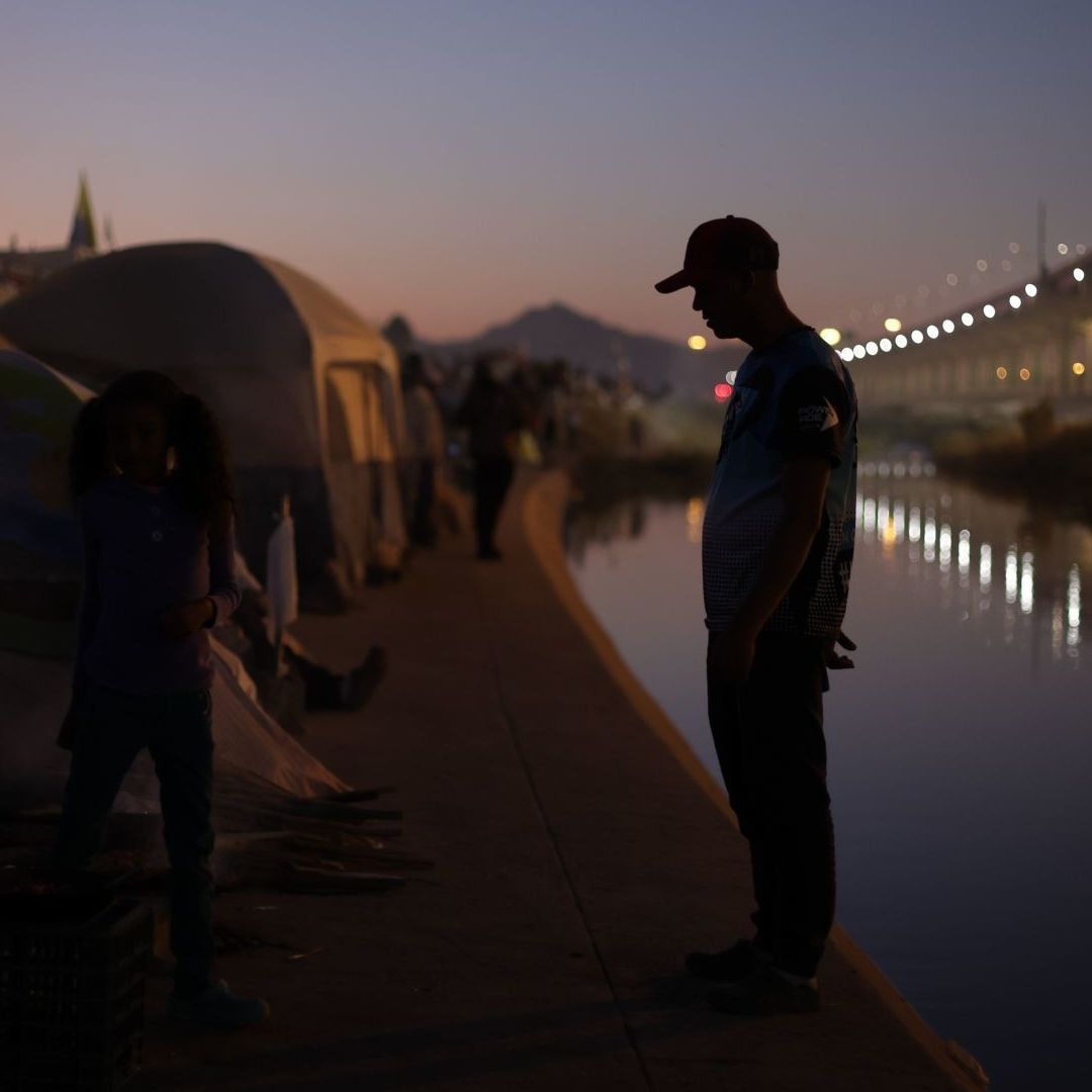 Los migrantes acampan junto al Río Bravo, aunque las condiciones climáticas no sean ideales