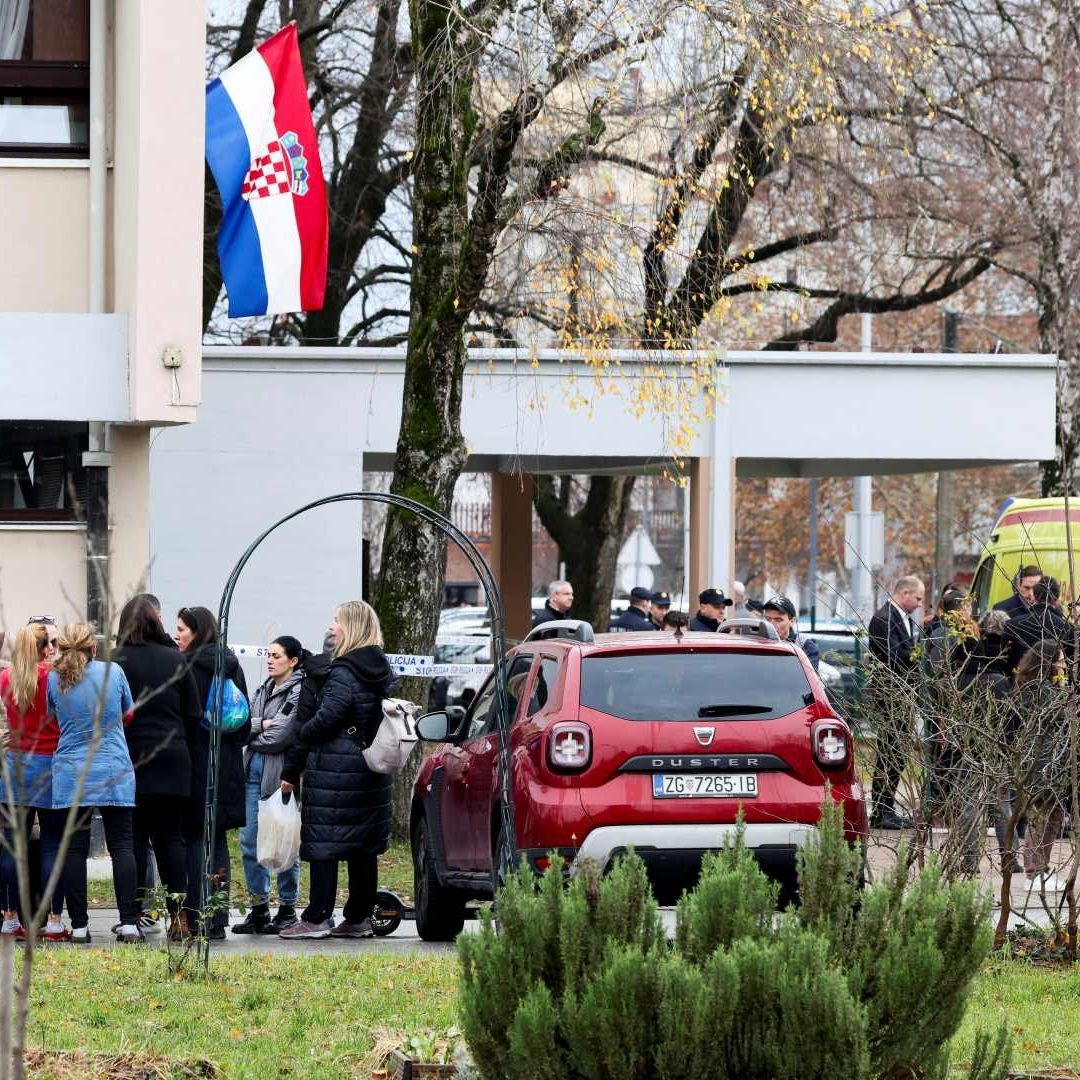 Joven Entra a Escuela, Mata a Niña de Siete Años y Hiere a Seis Personas Más
