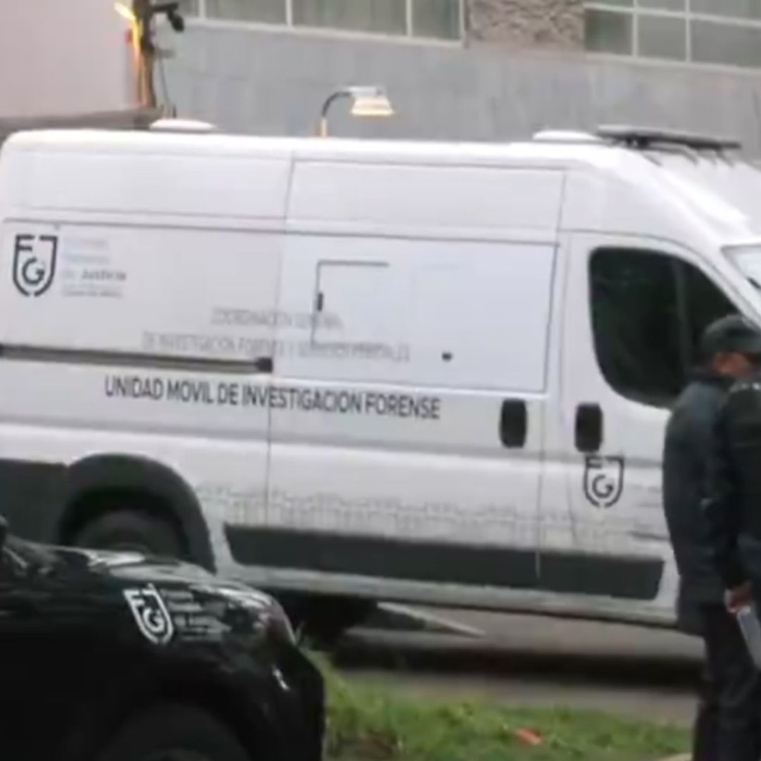 ¡De terror! Hallan Cuerpos de Dos Hombres en Auto en Vivienda de Polanco; Uno, Encajuelado