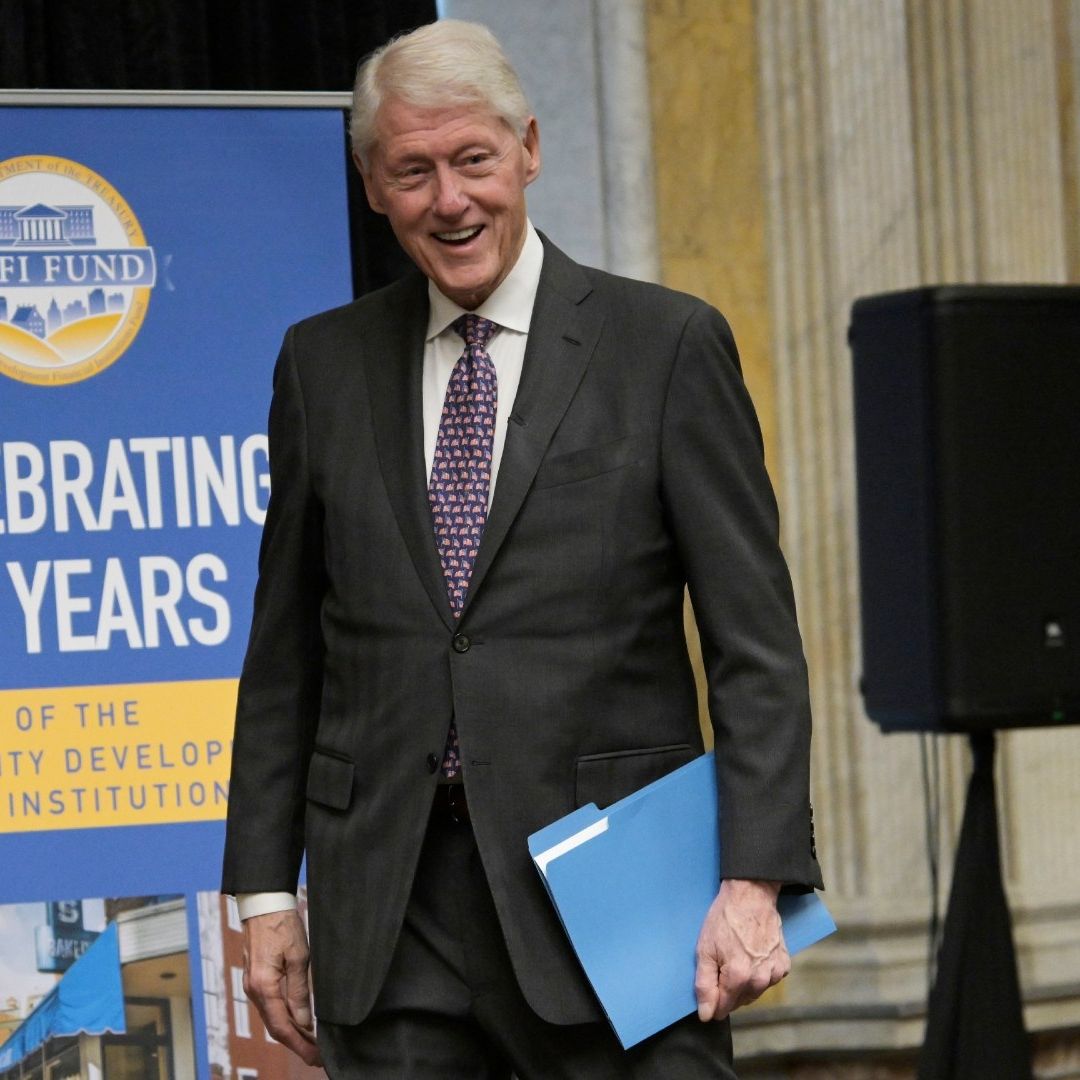 Bill Clinton se encuentra bajo observación médica y, de acuerdo con personas cercanas, está de buen humor.