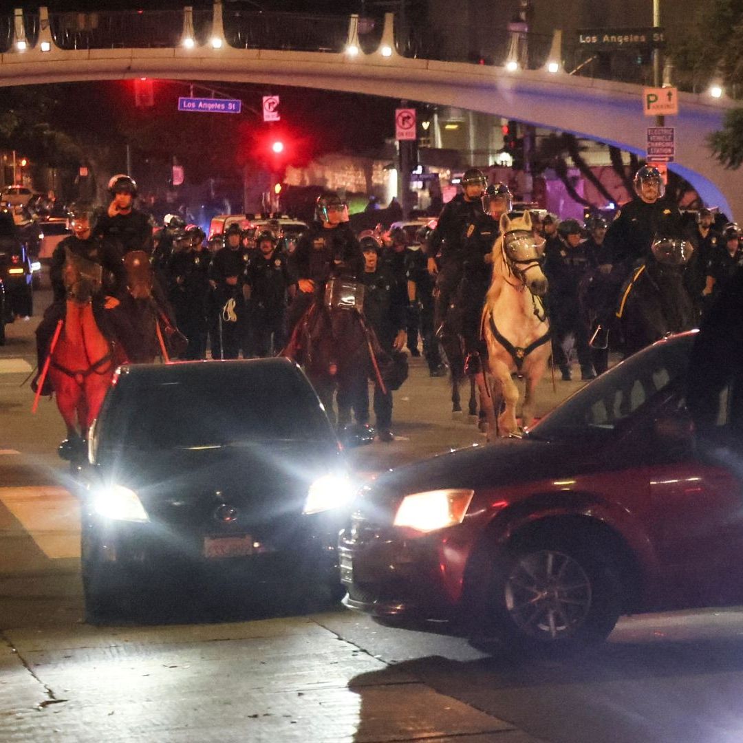 Fuerzas del orden despejan el área mientras continúan protestas contra redadas en Los Ángeles