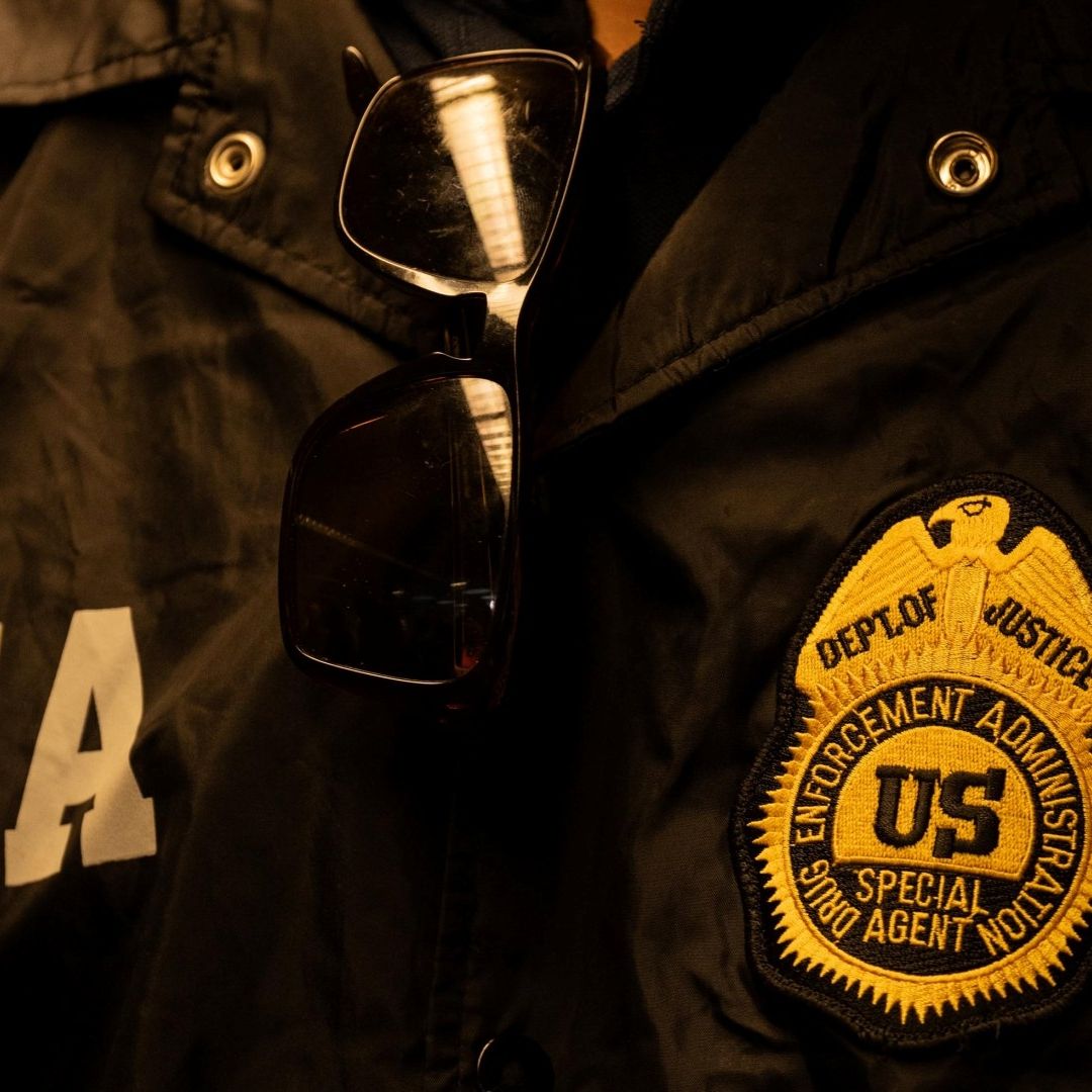 Agente con placa de la DEA