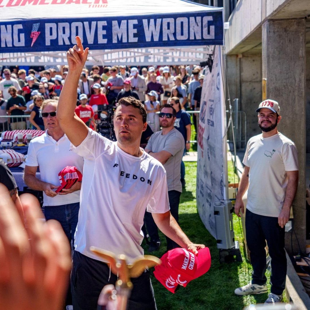 Persona Relacionada con Tiroteo en el que Murió Charlie Kirk se Encuentra Bajo Custodia: FBI