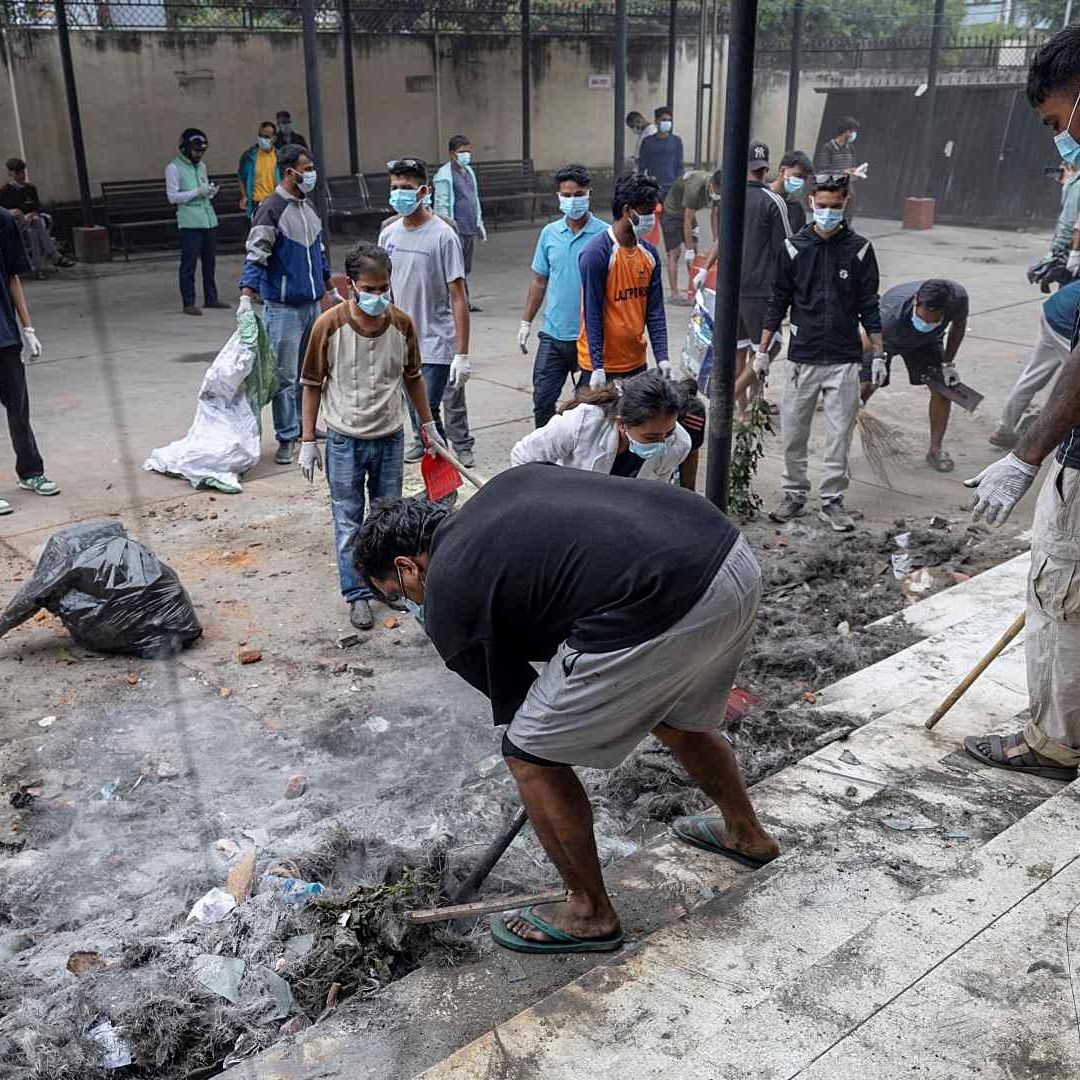 Pobladores limpian instalaciones del Departamento de Gestión de Transporte luego de protestas anticorrupción en Nepal. Foto: Reuters