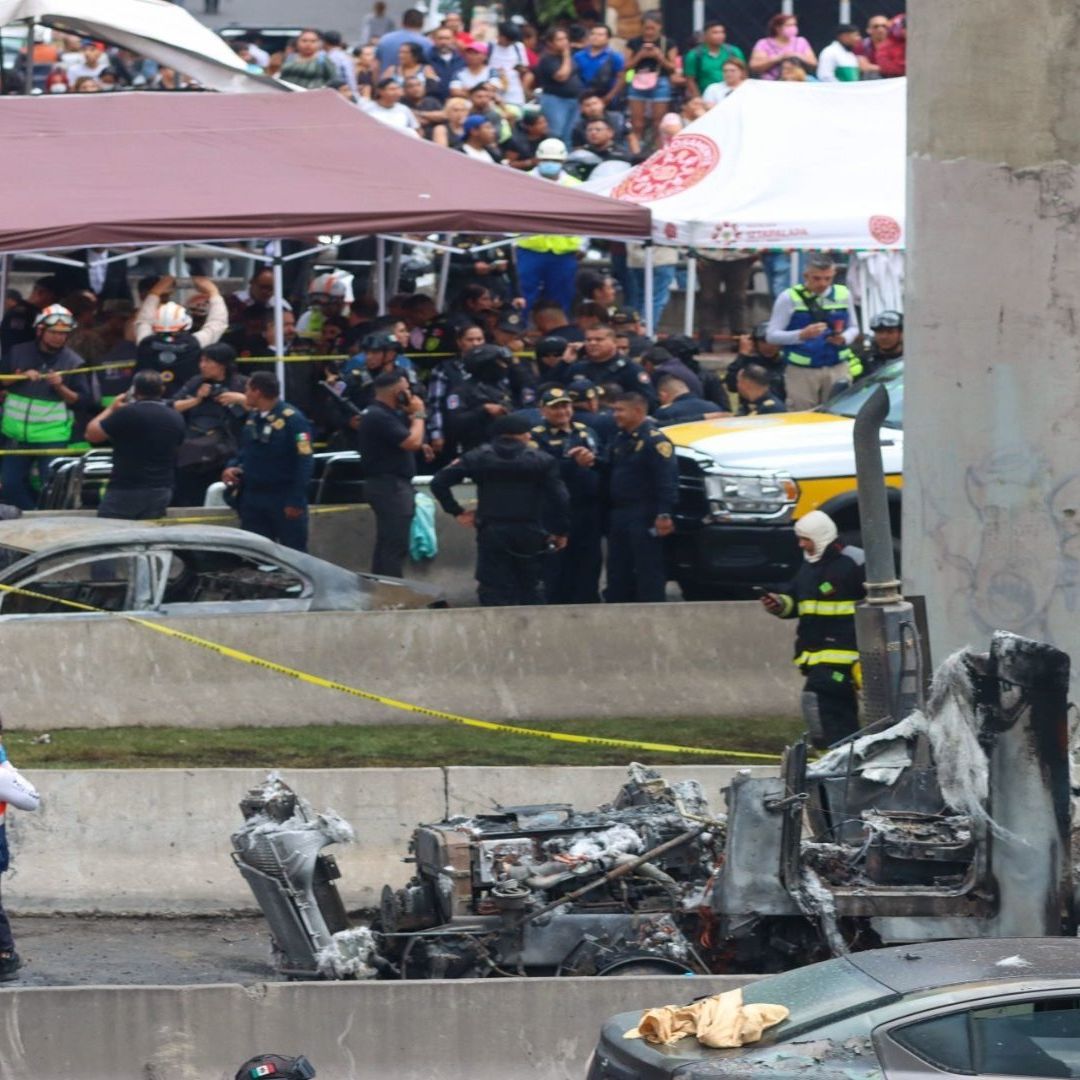 Elementos de la policía y de emergencias trabajan en una zona donde hubo una explosión