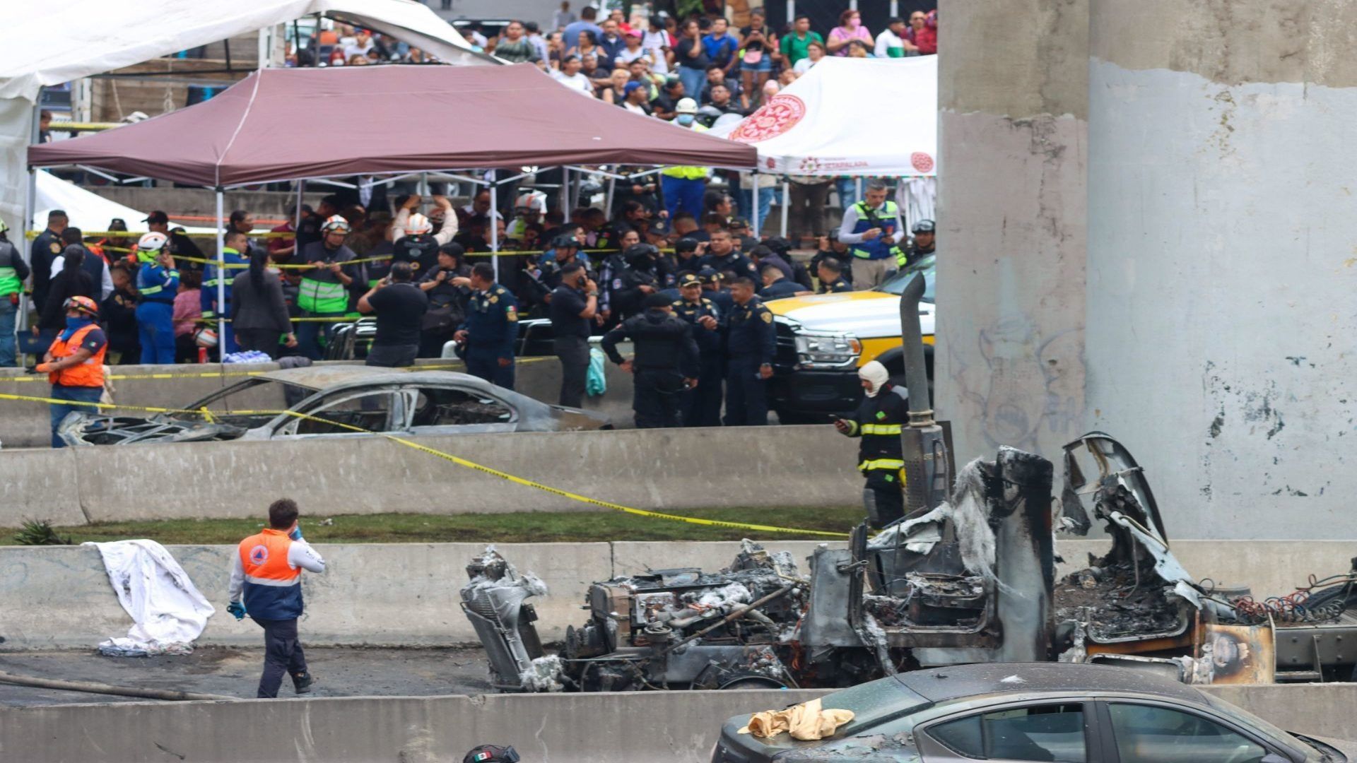 Elementos de la policía y de emergencias trabajan en una zona donde hubo una explosión