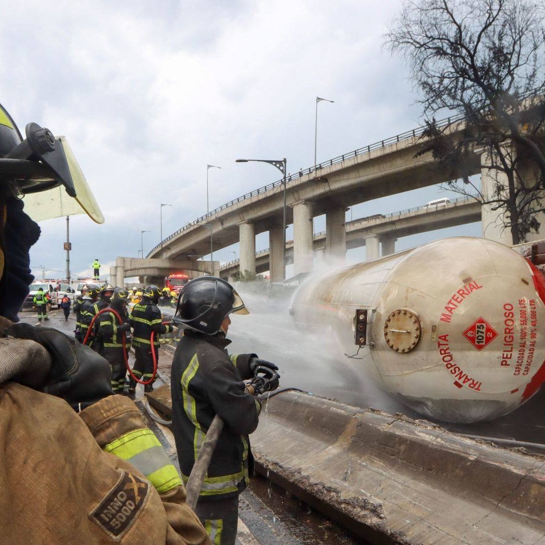 Bomberos trabaja en sofocar incendio de la pipa de gas, en Iztapalapa. Foto: Cuartoscuro