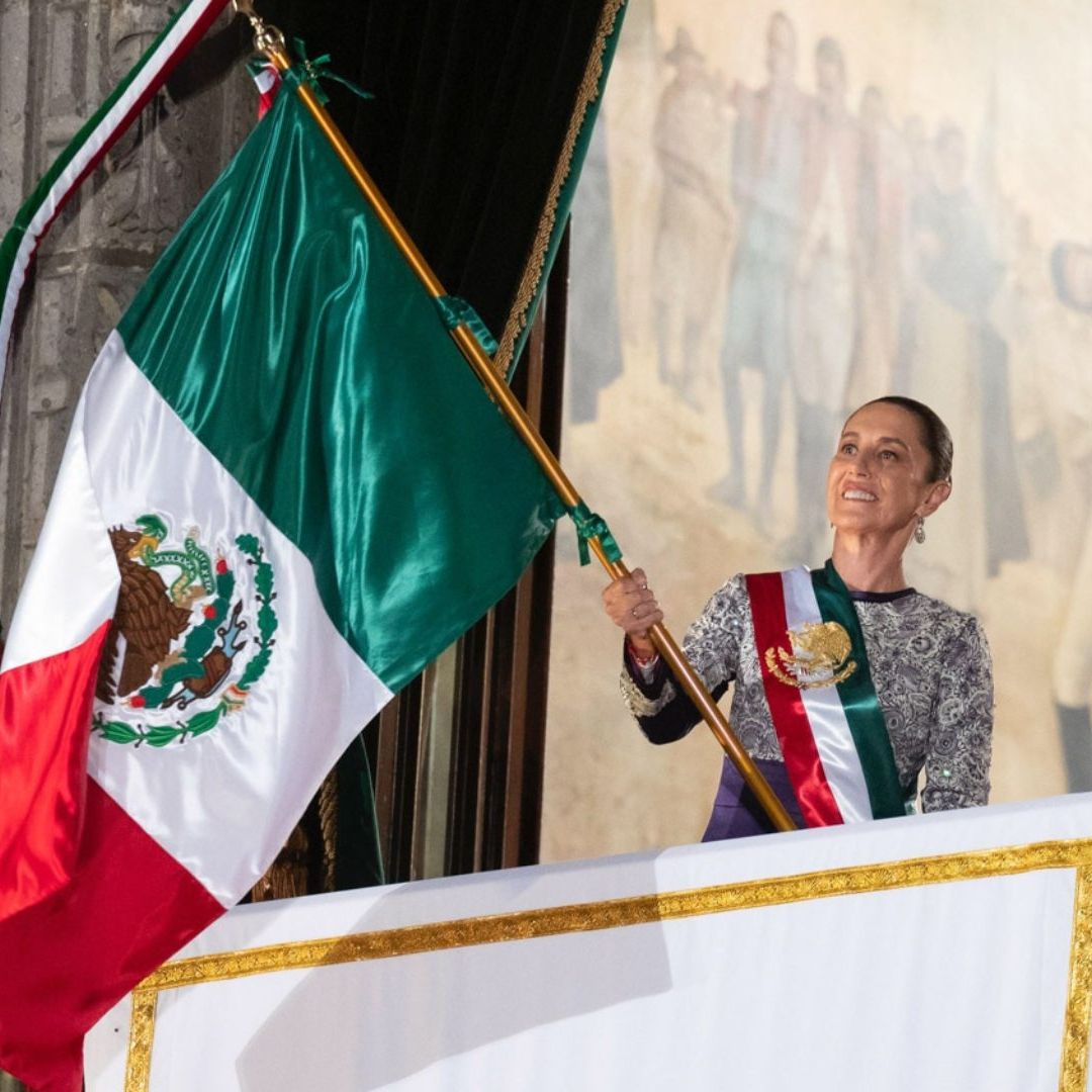 Claudia Sheinbaum ondea bandera de México