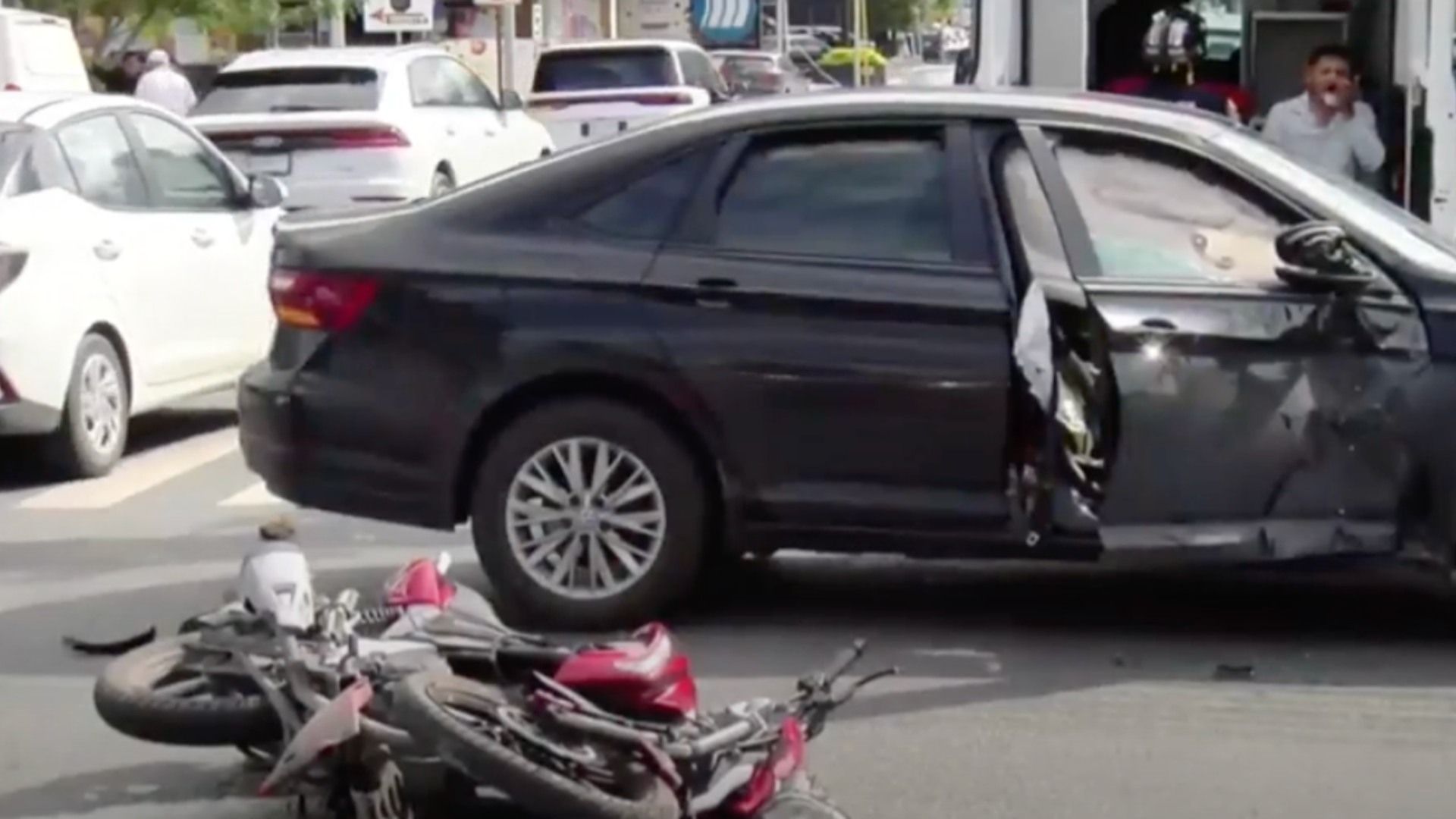 Choque entre moto y auto