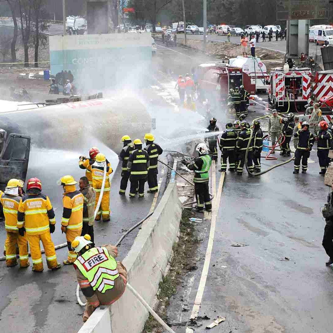 Acciones el Heroico Cuerpo de Bomberos durante explosión de pipa de gas en CDMX el 10 de septiembre de 2025. Foto: Reuters