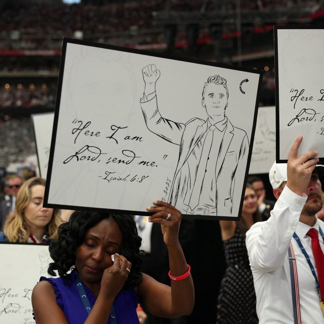 Cientos se reúnen en funeral de Charlie Kirk