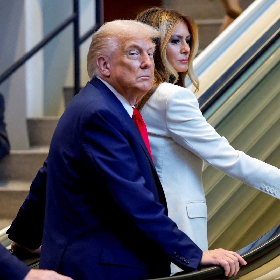 Donald Trump y su esposa Melania suben escaleras eléctricas de la ONU