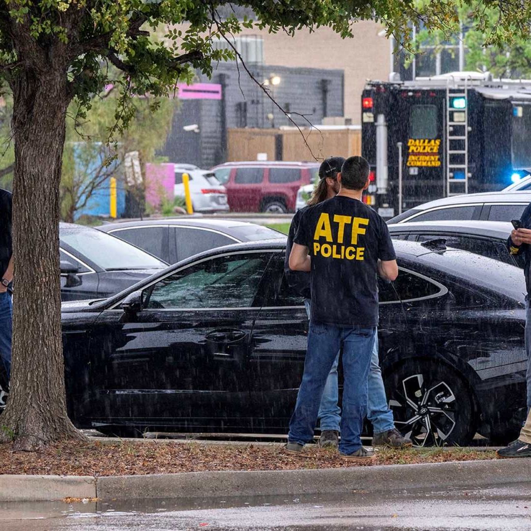Policías en zona donde se registró el tiroteo en sede de ICE, en Dallas