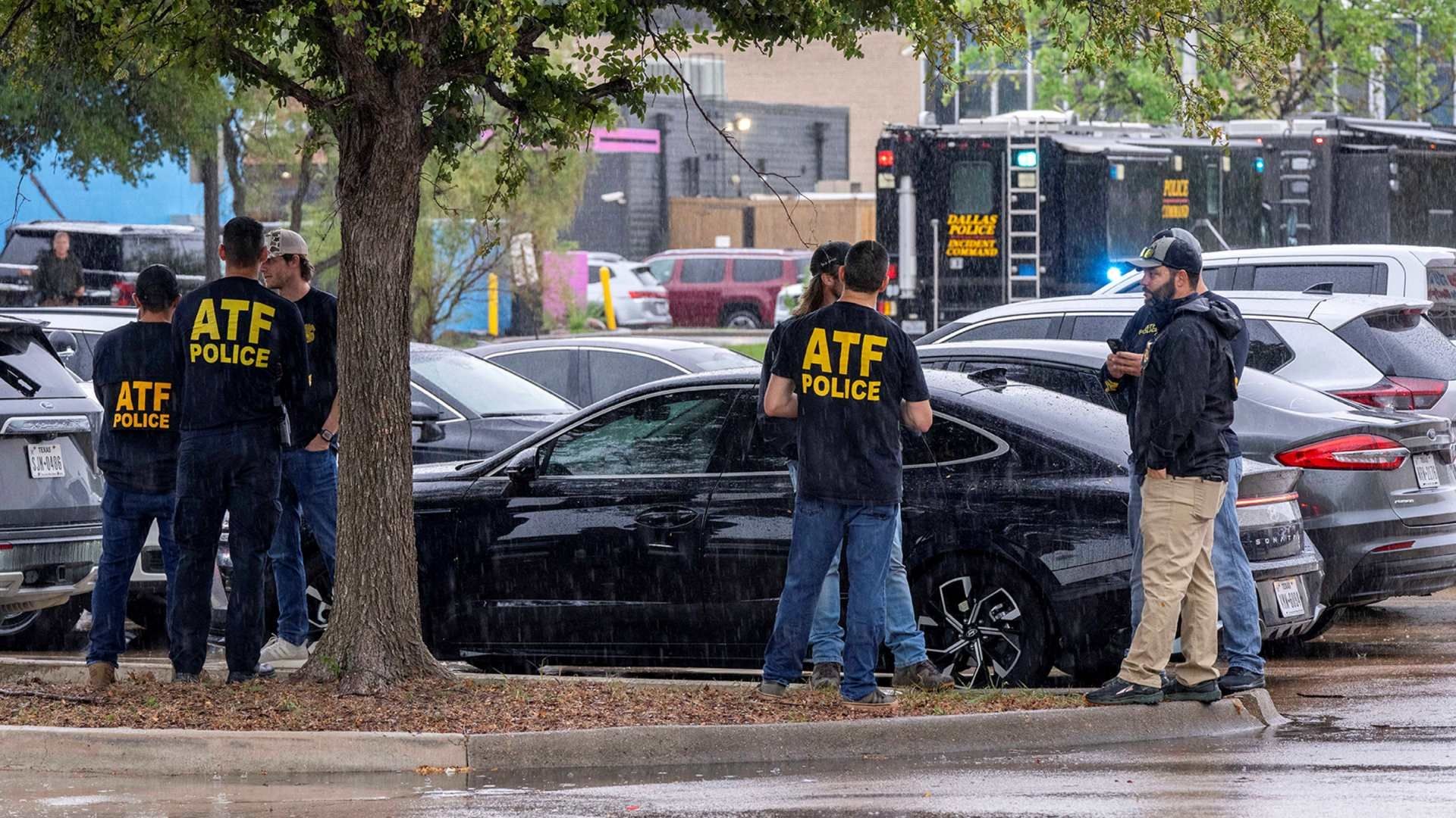 Policías en zona donde se registró el tiroteo en sede de ICE, en Dallas
