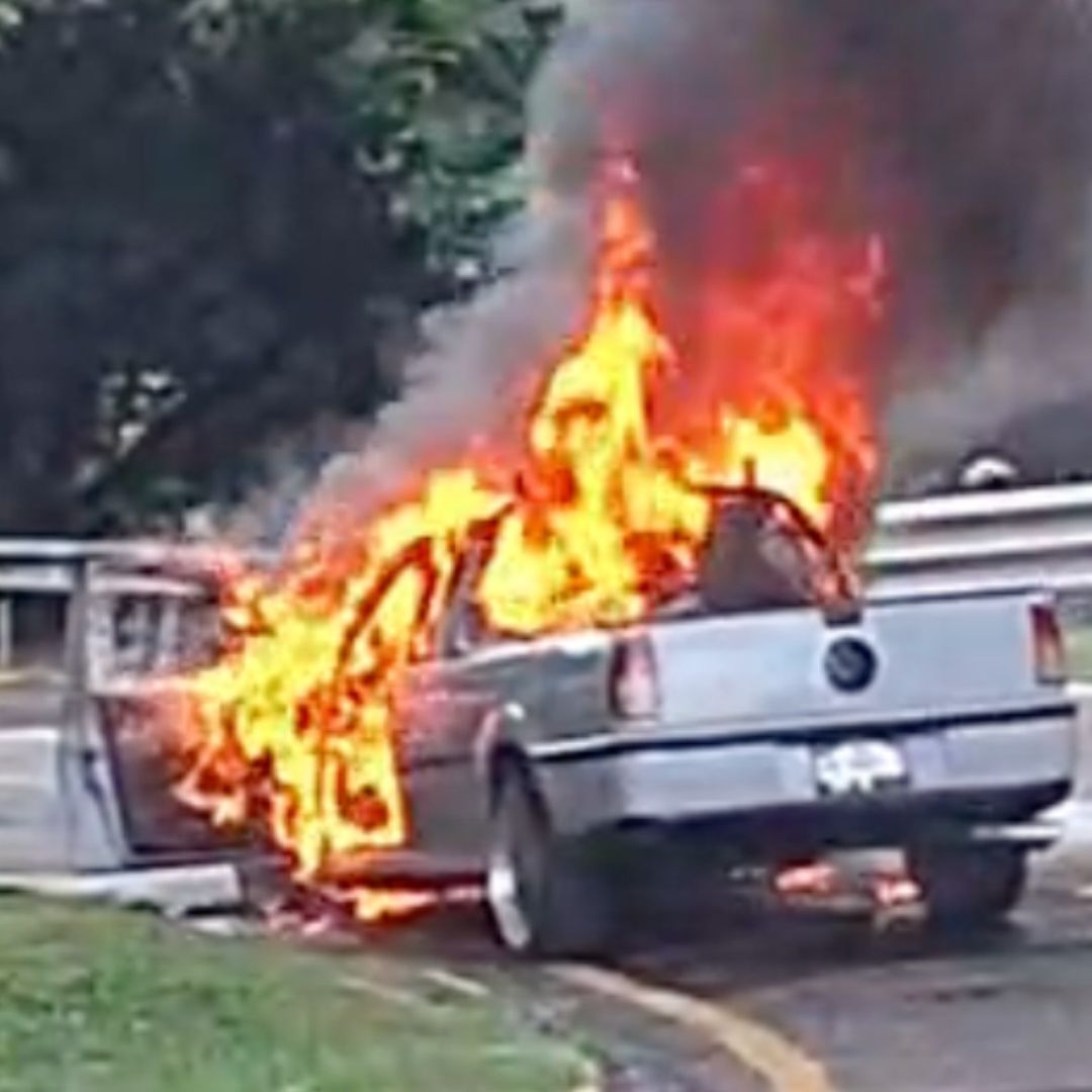 Un trabajador independiente, perdió su unidad de trabajo, luego de ser consumida en su totalidad por el fuego en calles de la zona poniente de la ciudad y puerto de Veracruz.