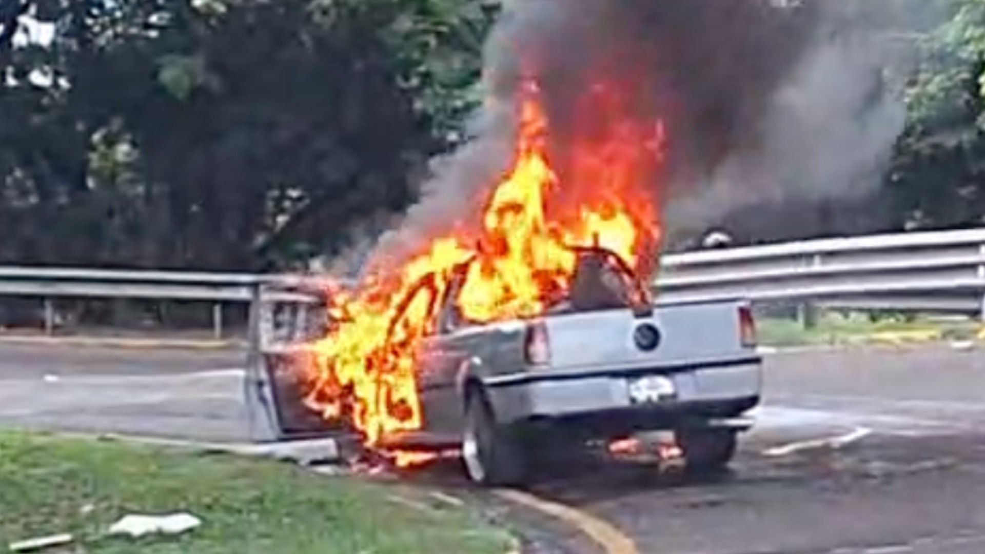 Un trabajador independiente, perdió su unidad de trabajo, luego de ser consumida en su totalidad por el fuego en calles de la zona poniente de la ciudad y puerto de Veracruz.