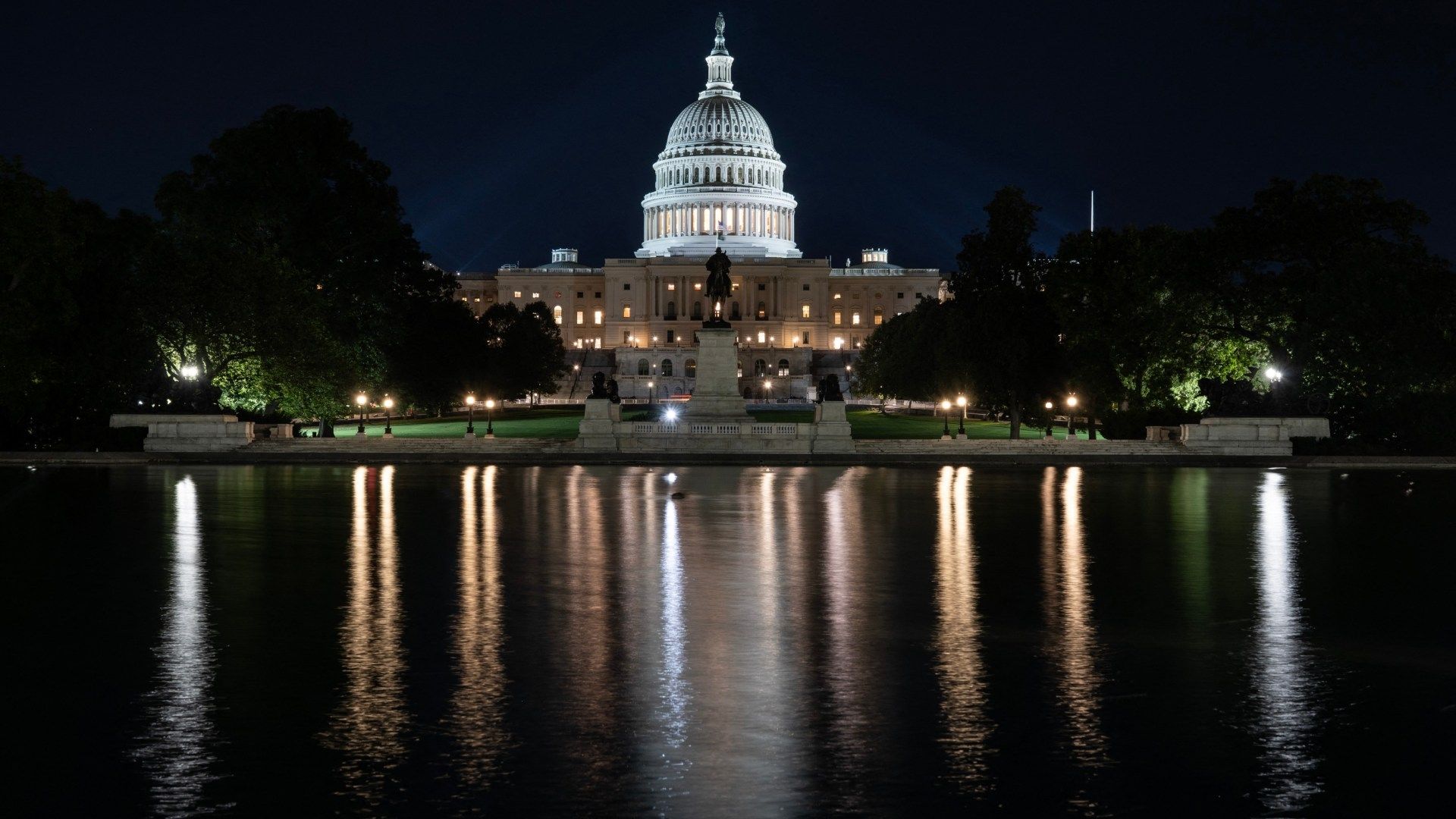Cierra Gobierno de Estados Unidos; "Shutdown" Paraliza Servicios y Salarios de Funcionarios.