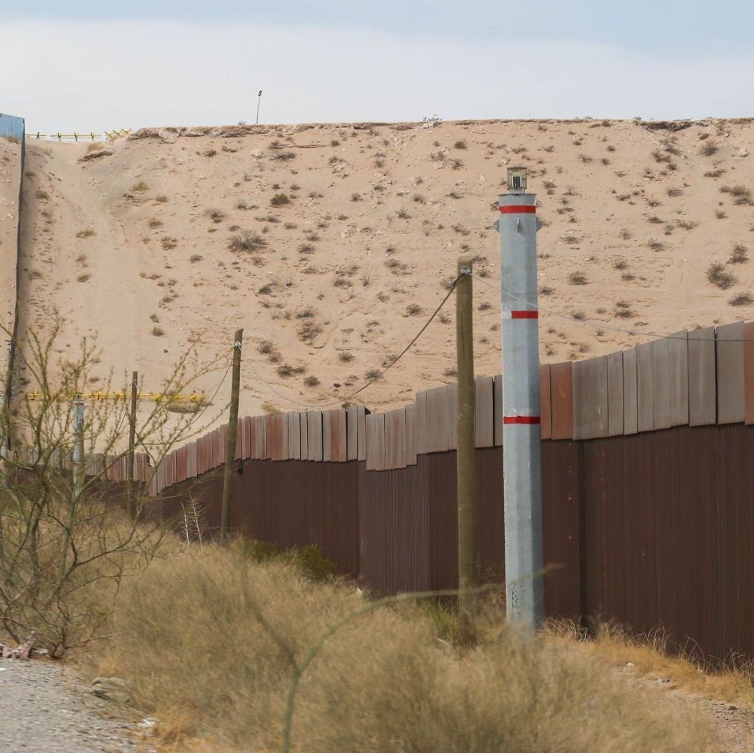 Un muro en medio de una zona desértica.
