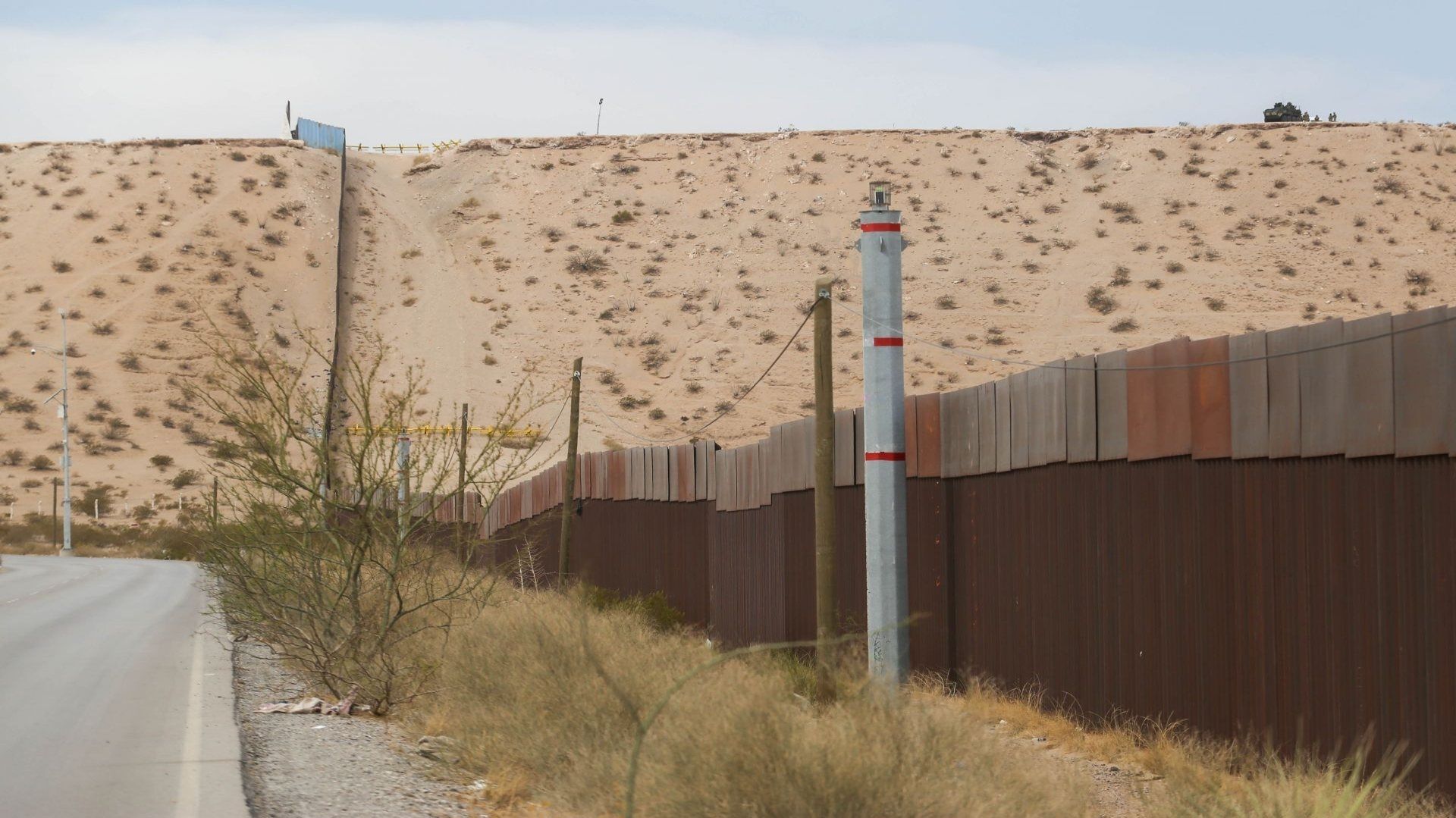 Un muro en medio de una zona desértica.