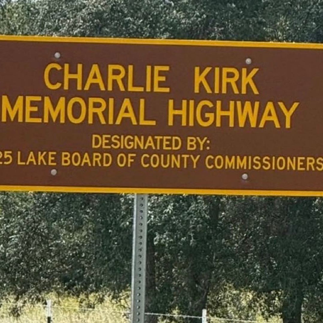 Nombran Calle en Honor a Charlie Kirk, Activista Pro Trump Asesinado en EUA