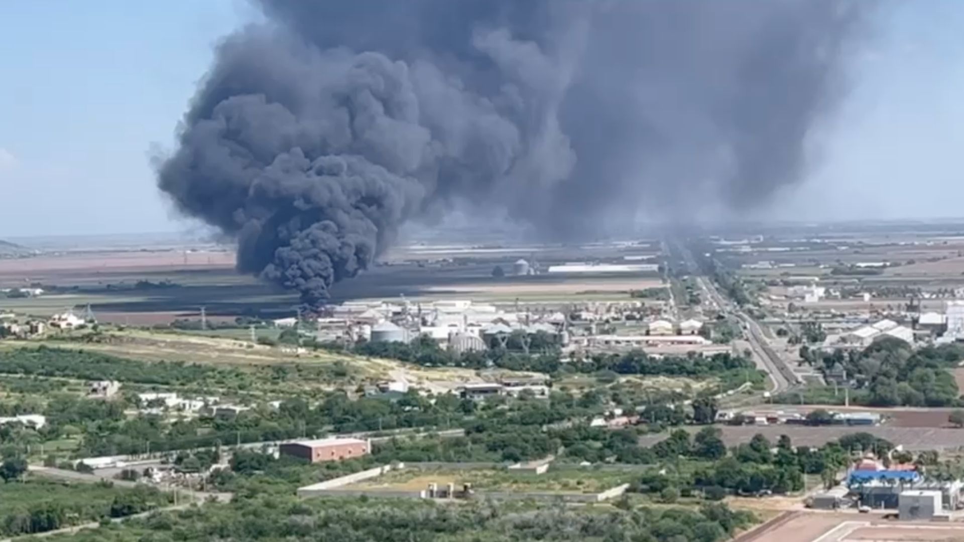 Gran Nube de Humo por Incendio en Los Mochis