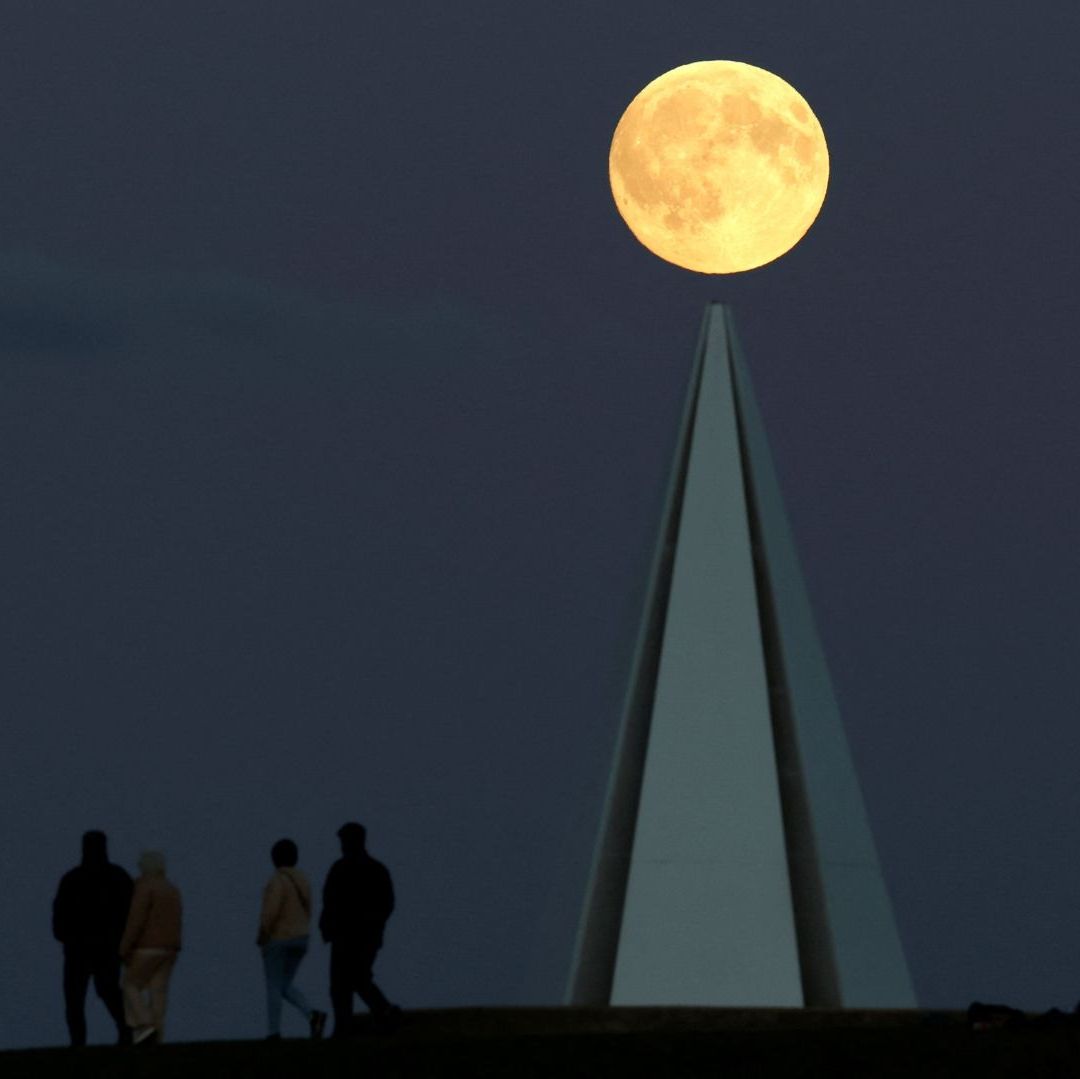 La Luna llena de octubre iluminó el cielo; luce muy brillante.