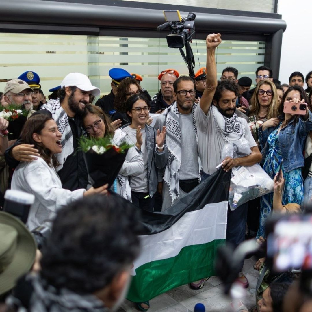 Llegan a México los 6 mexicanos detenidos por Israel en la Global Sumud Flotilla.
