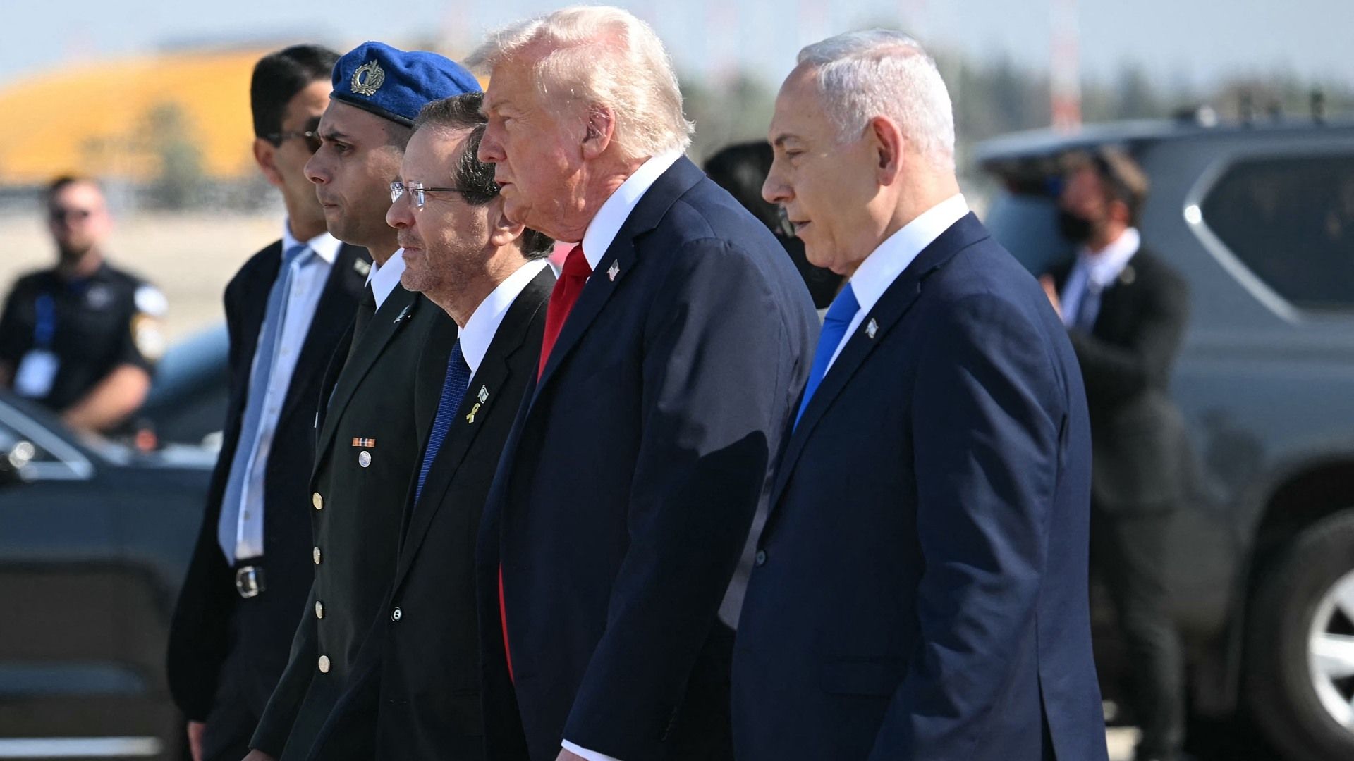 Donald Trump Llega a Israel para Asistir a Entrega de Rehenes; lo Recibe Netanyahu.