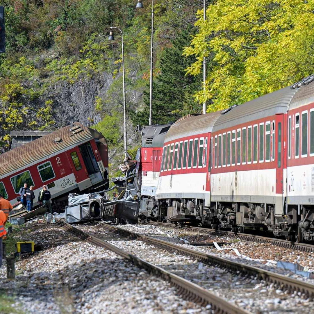 Tren descarrilado por el choque con otro tren