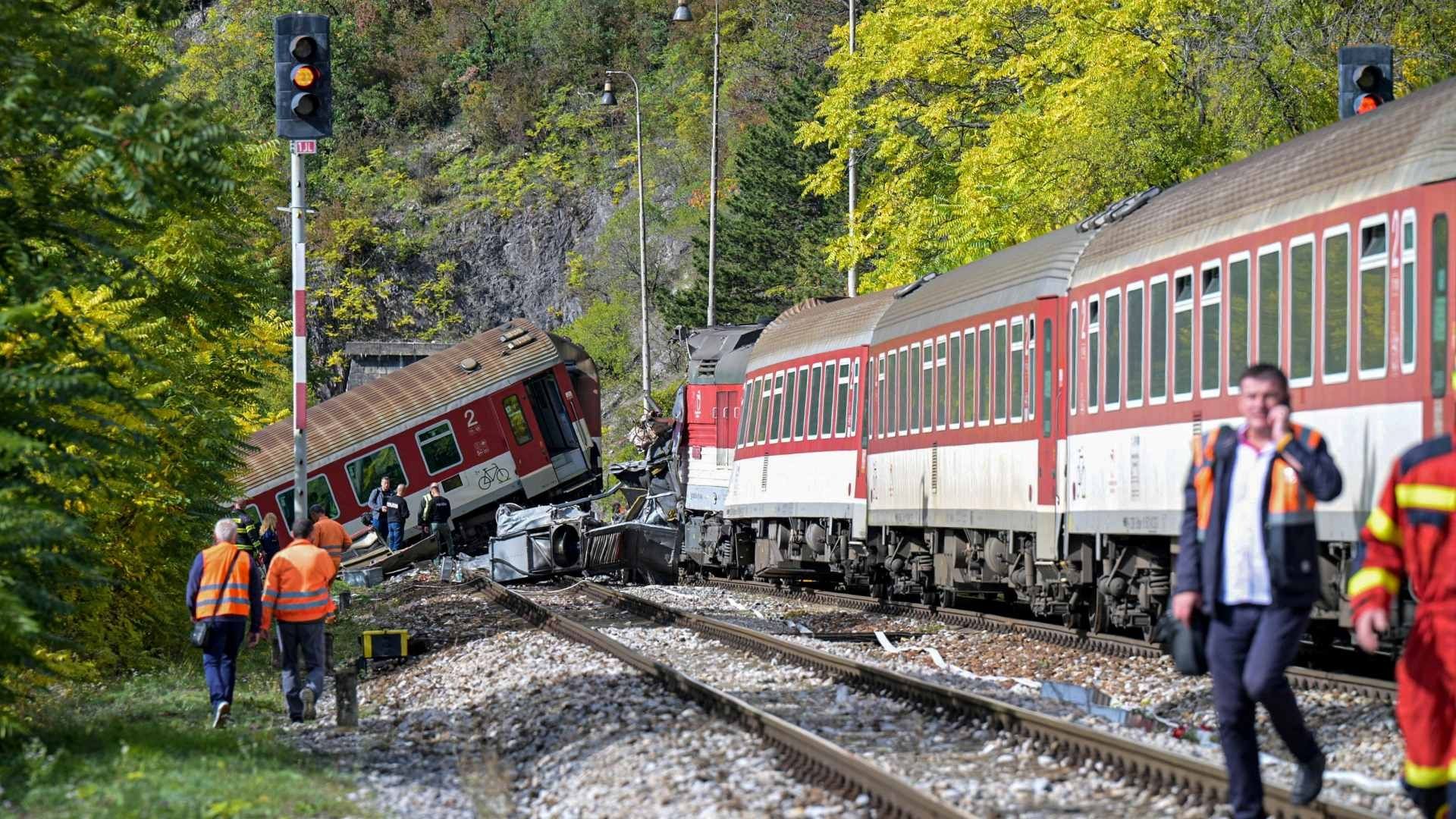 Tren descarrilado por el choque con otro tren