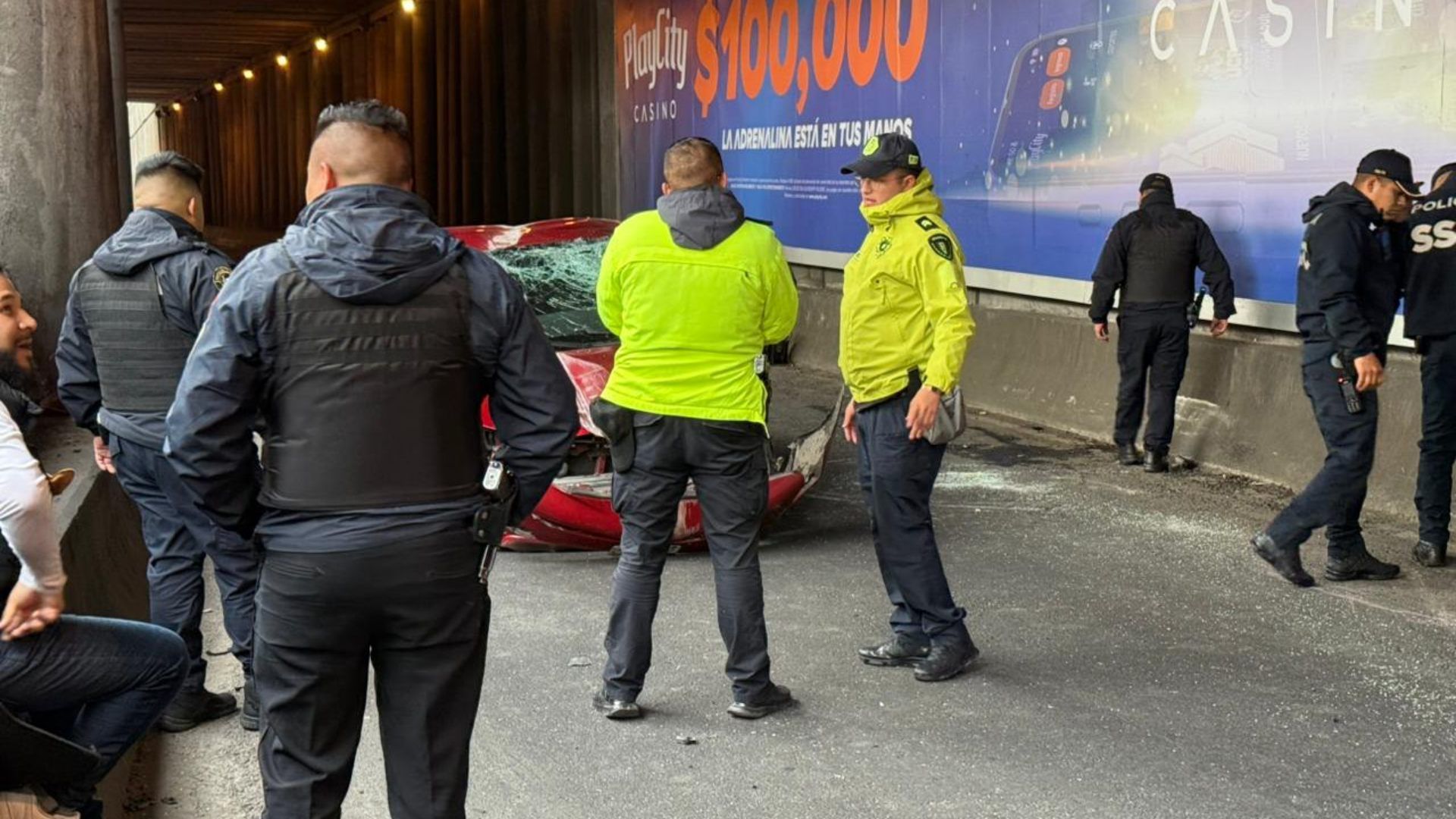 Policías resguardan el auto que volcó en Periférico Sur, CDMX