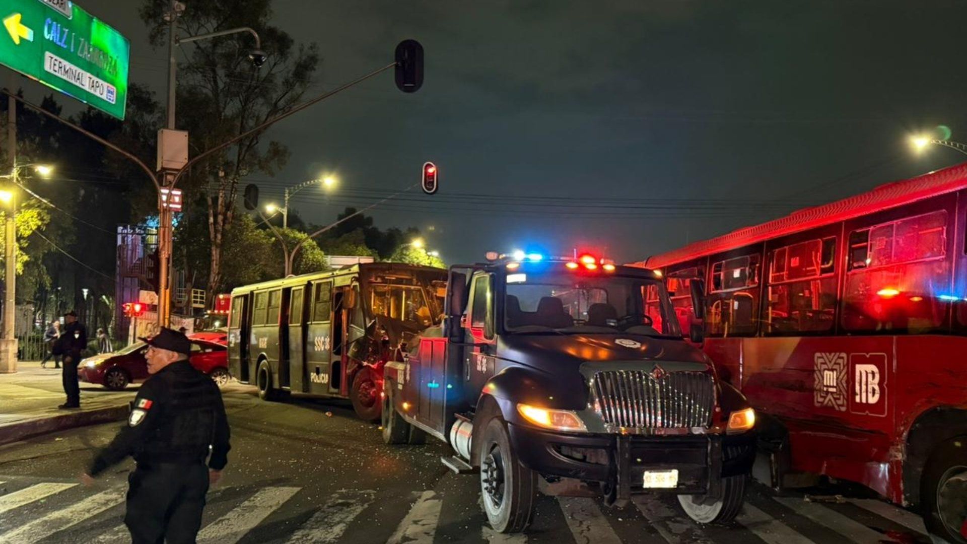 Camión de SSC se Pasa Alto y Choca contra Metrobús en Av. Eduardo Molina en CDMX