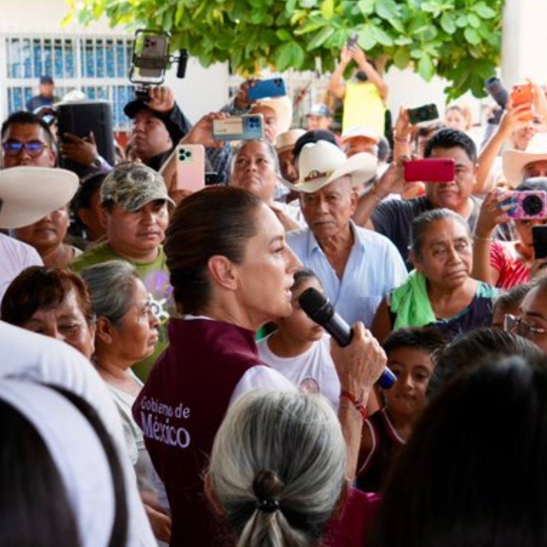 La mandataria hizo el recorrido a pie y habló con los pobladores.