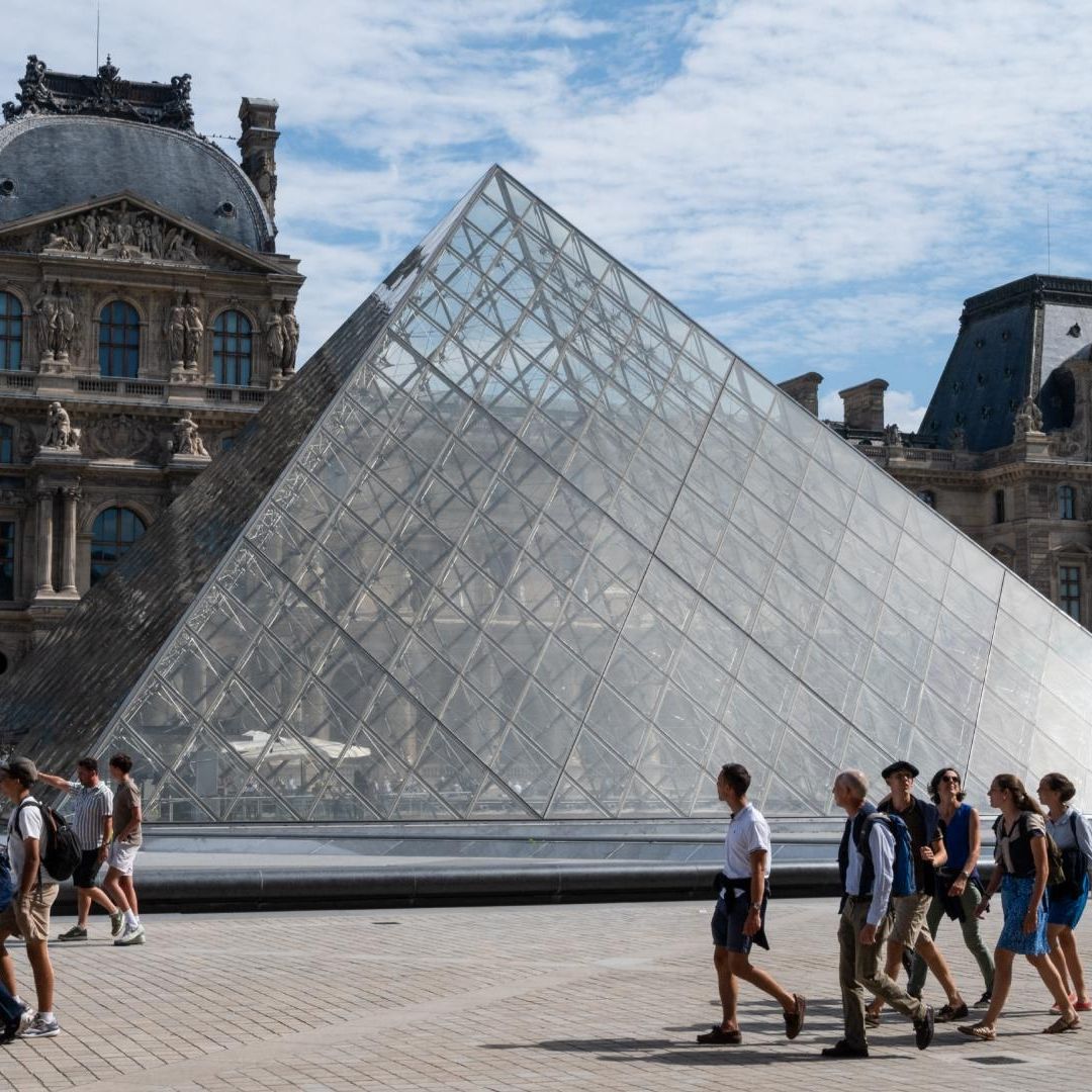 Roban en el Museo de Louvre; Cierra este domingo 19 de octubre por causas "excepcionales".