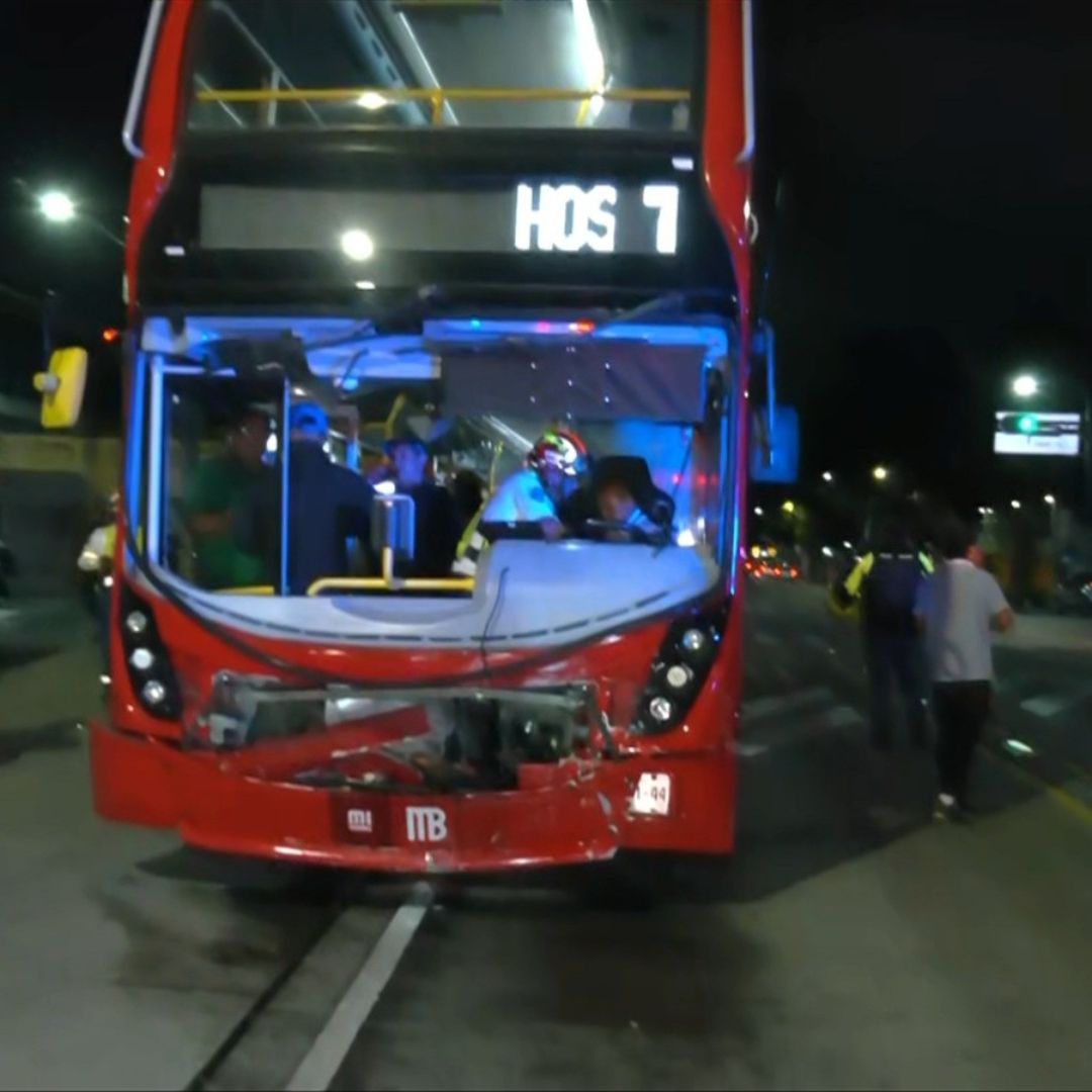 Unidad de la Línea 7 del Metrobús CDMX Choca contra Auto; Ocho Personas Resultan Lesionadas