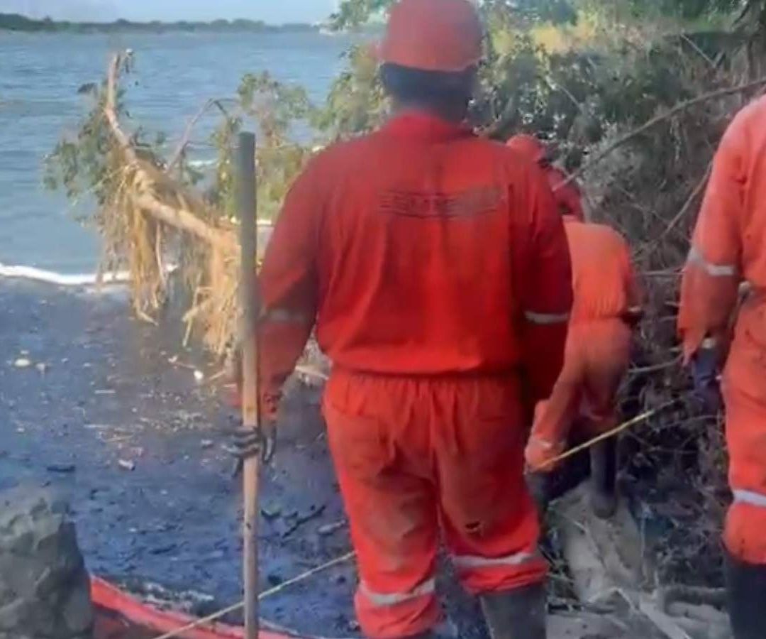 Derrame de hidrocarburo en río Pantepec, Tuxpan. Foto: Pemex