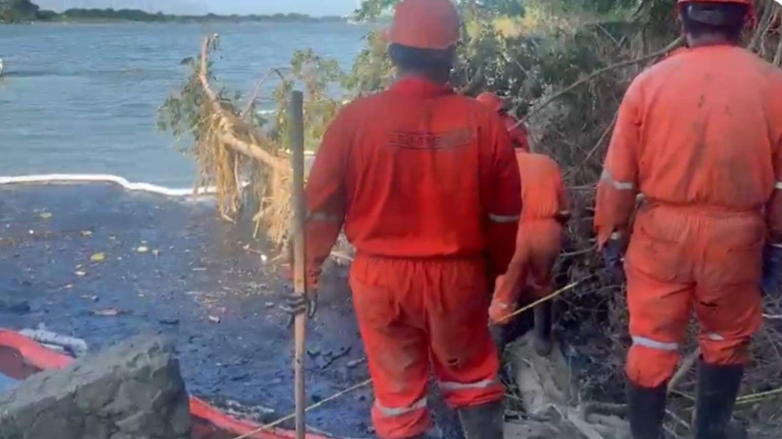 Derrame de hidrocarburo en río Pantepec, Tuxpan. Foto: Pemex