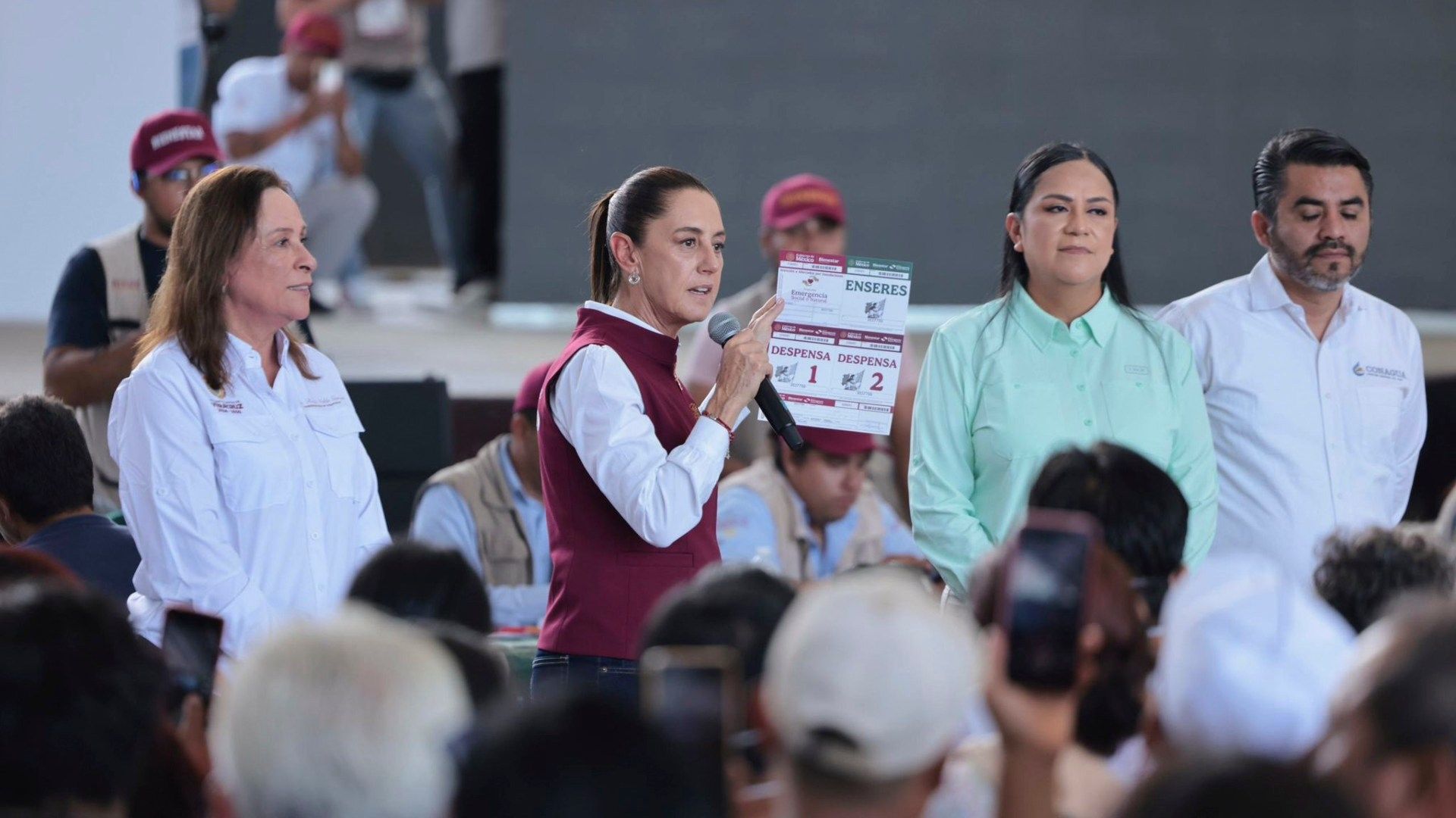 Sheinbaum Supervisa Limpieza y Entrega de Ayuda a Familias Afectadas por Lluvias en Veracruz