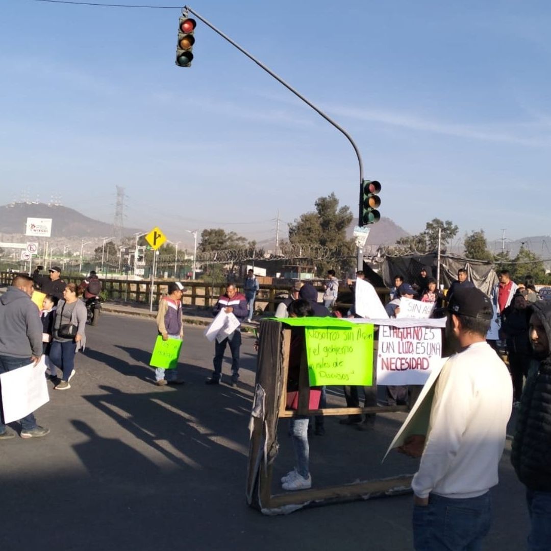 Varios carros detenidos, un grupo de personas cerró la calle.