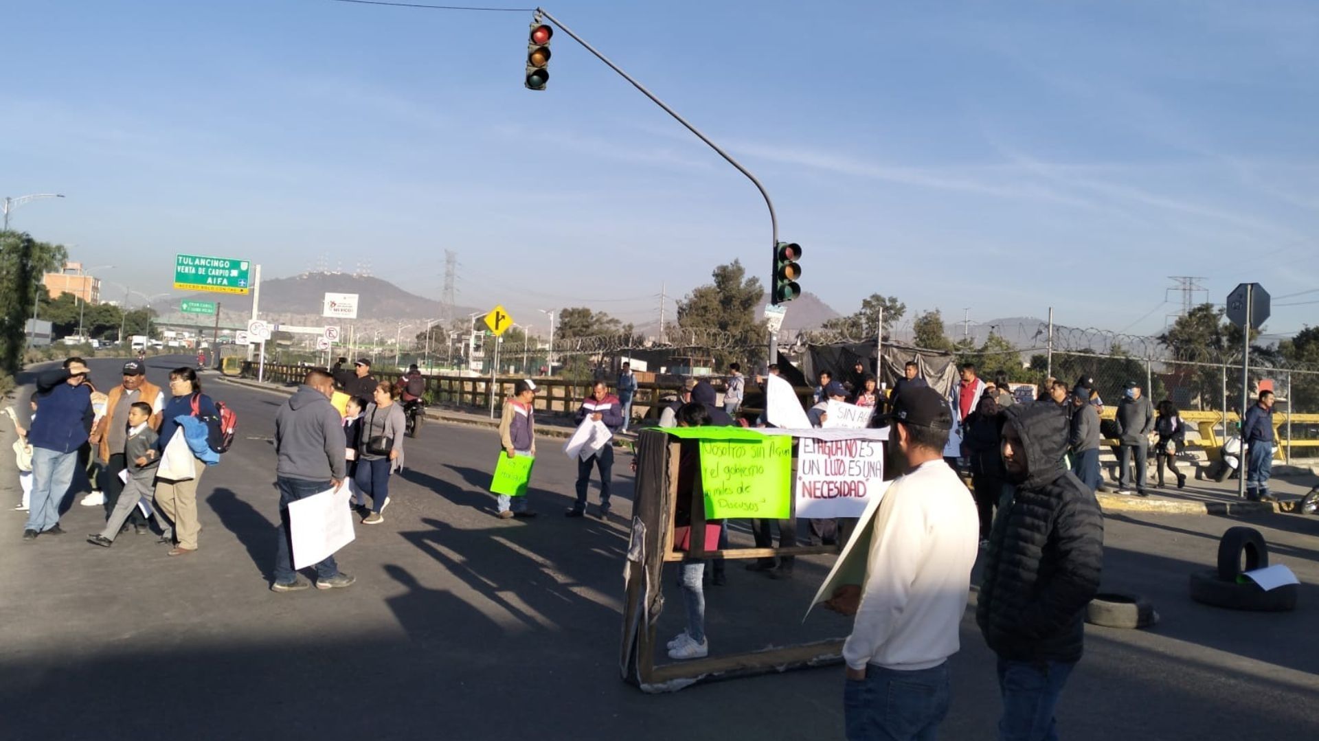 Varios carros detenidos, un grupo de personas cerró la calle.