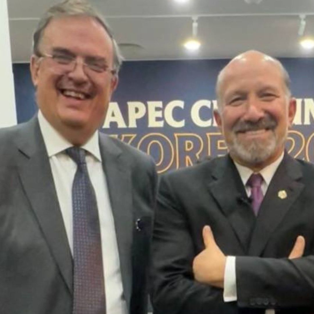 Dos hombres sonríen posando para una foto.
